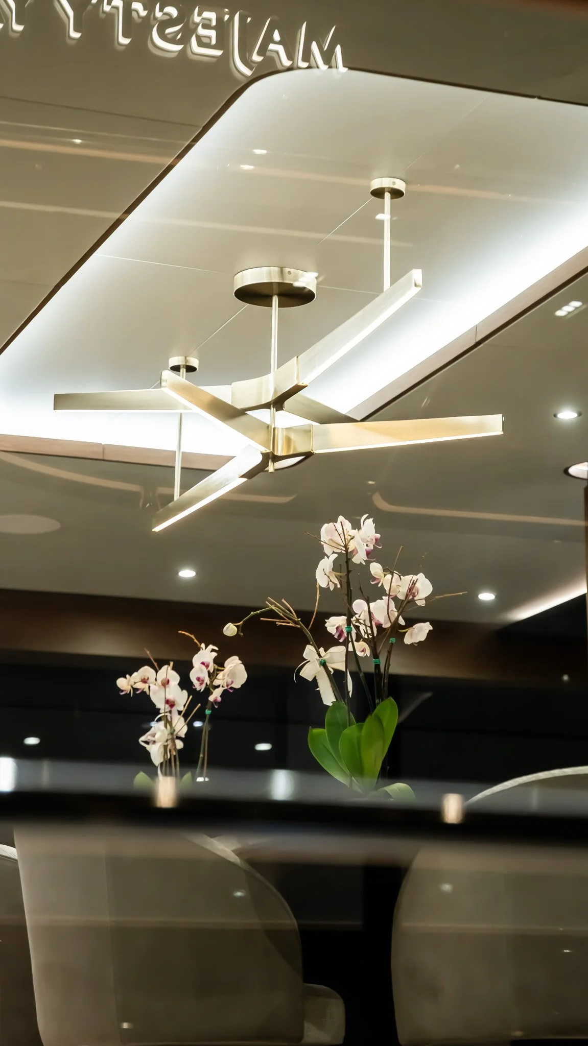 Photographie lifestyle à bord d’un yacht de prestige à Monaco. Maison Luma signe la direction artistique et la communication visuelle pour le yachting haut de gamme.