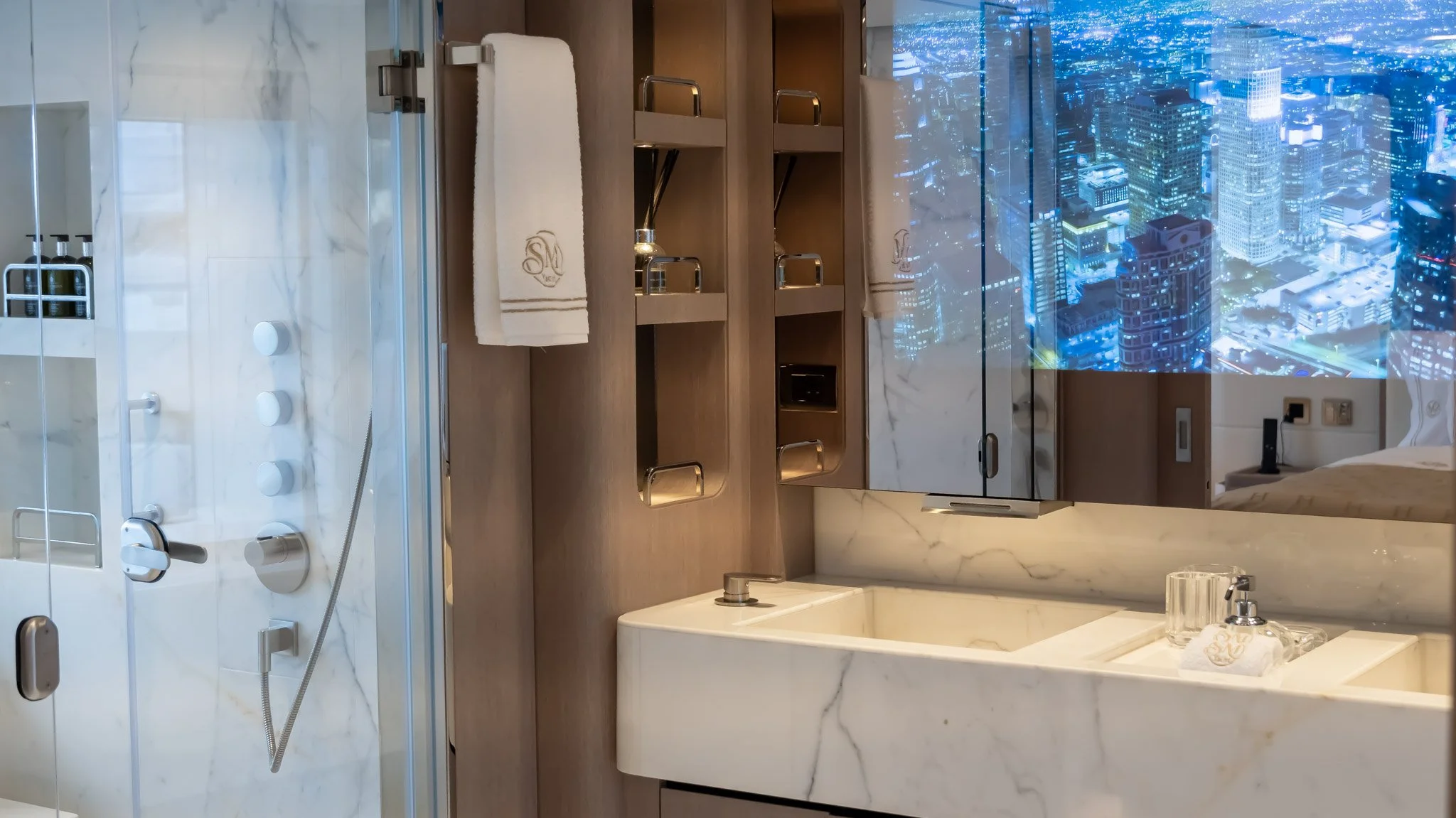 Photographie extérieure d’un yacht de prestige à Cannes par Maison Luma. Direction artistique et image de marque pour le yachting haut de gamme sur la Côte d’Azur.