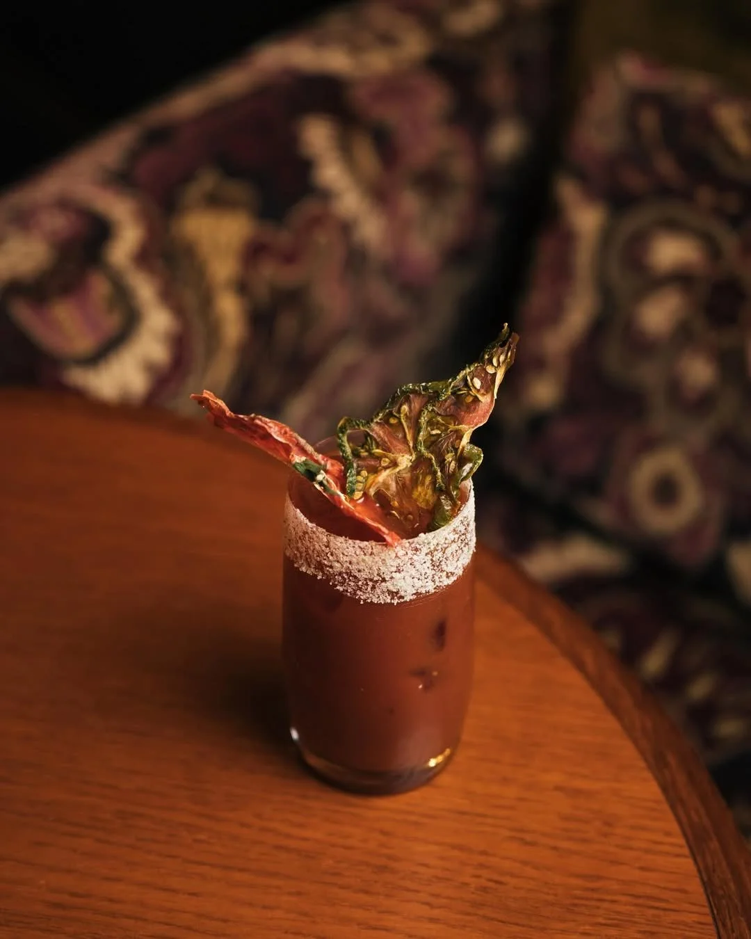 Un cocktail au chocolat dans un verre, garniture décorative en chocolat ou caramel avec une bordure de sucre