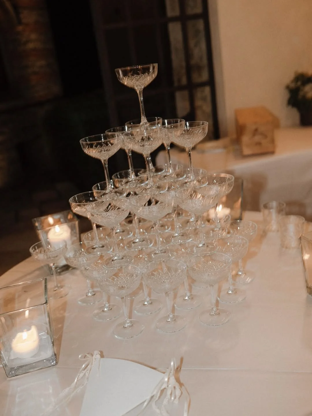 Piédestale de verre à cocktail formant un pyramide sur une table.