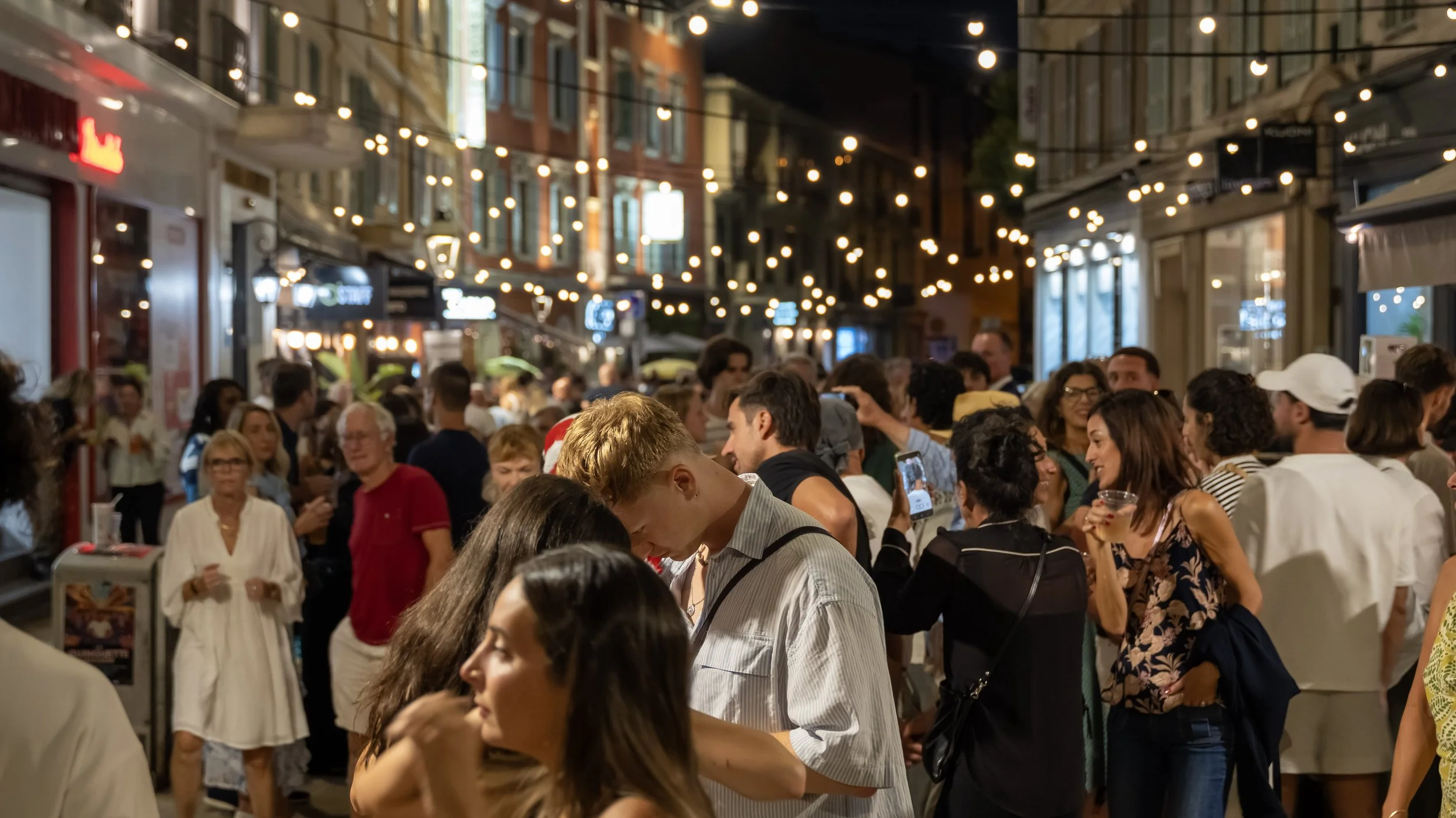 Ambiance conviviale et lumineuse à La Guinguette Déroulède, capturée par Maison Luma à Nice. Direction artistique et couverture photo d’événement sur la Côte d’Azur.
