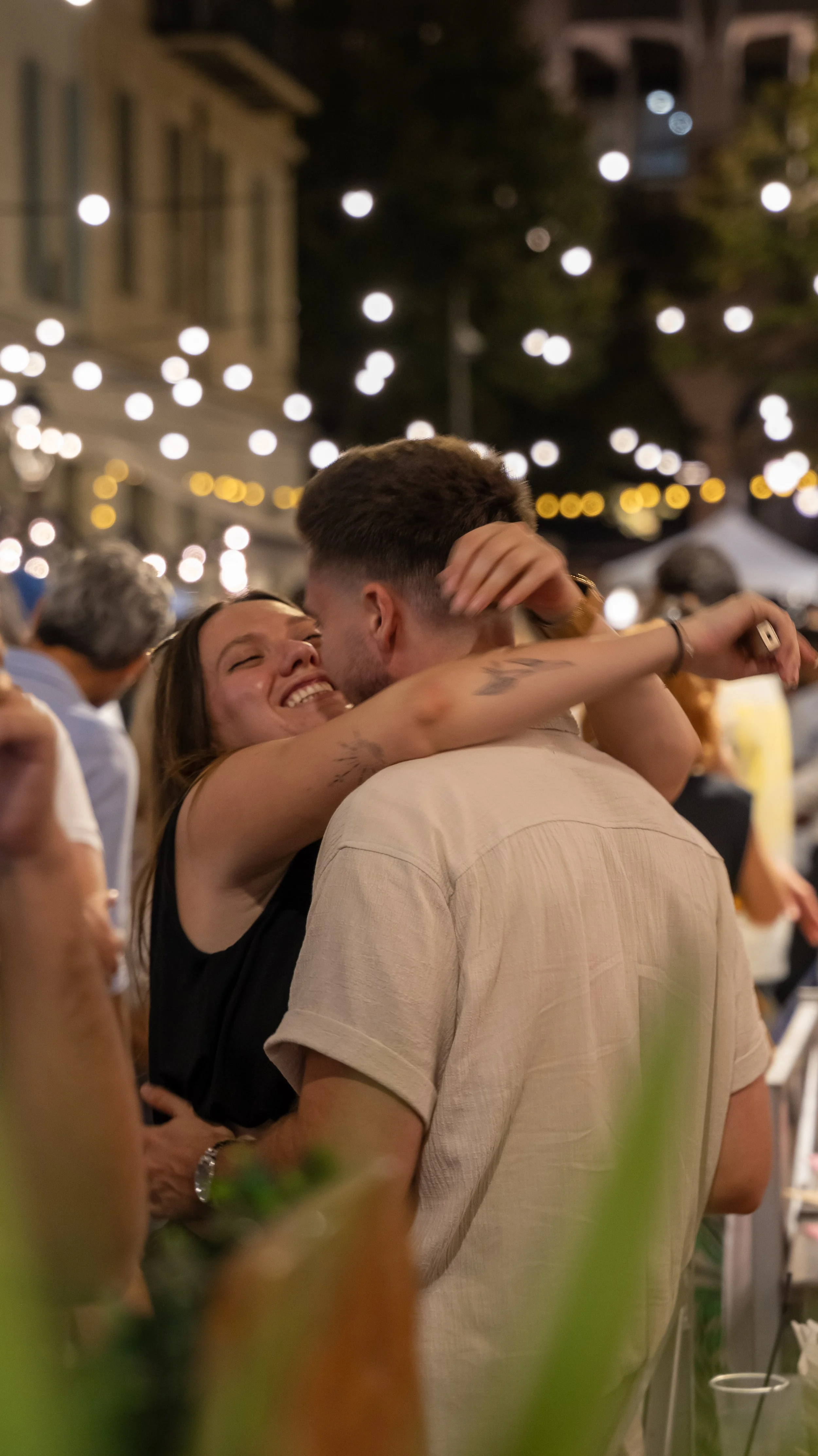 Ambiance conviviale et lumineuse à La Guinguette Déroulède, capturée par Maison Luma à Nice. Direction artistique et couverture photo d’événement sur la Côte d’Azur.