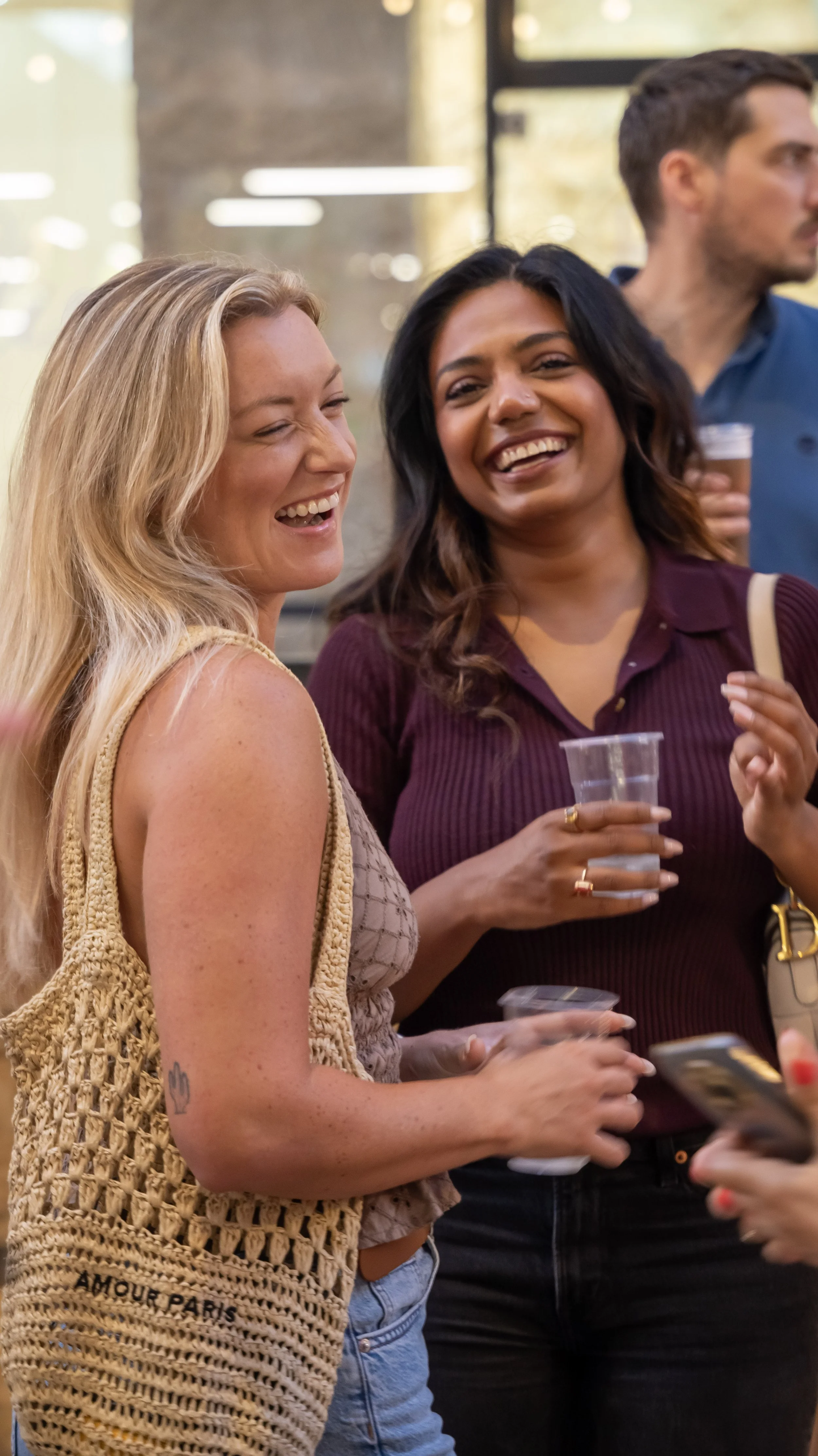 Moments chaleureux et ambiance authentique à La Guinguette Déroulède à Nice. Photographie d’événement et direction artistique par Maison Luma.