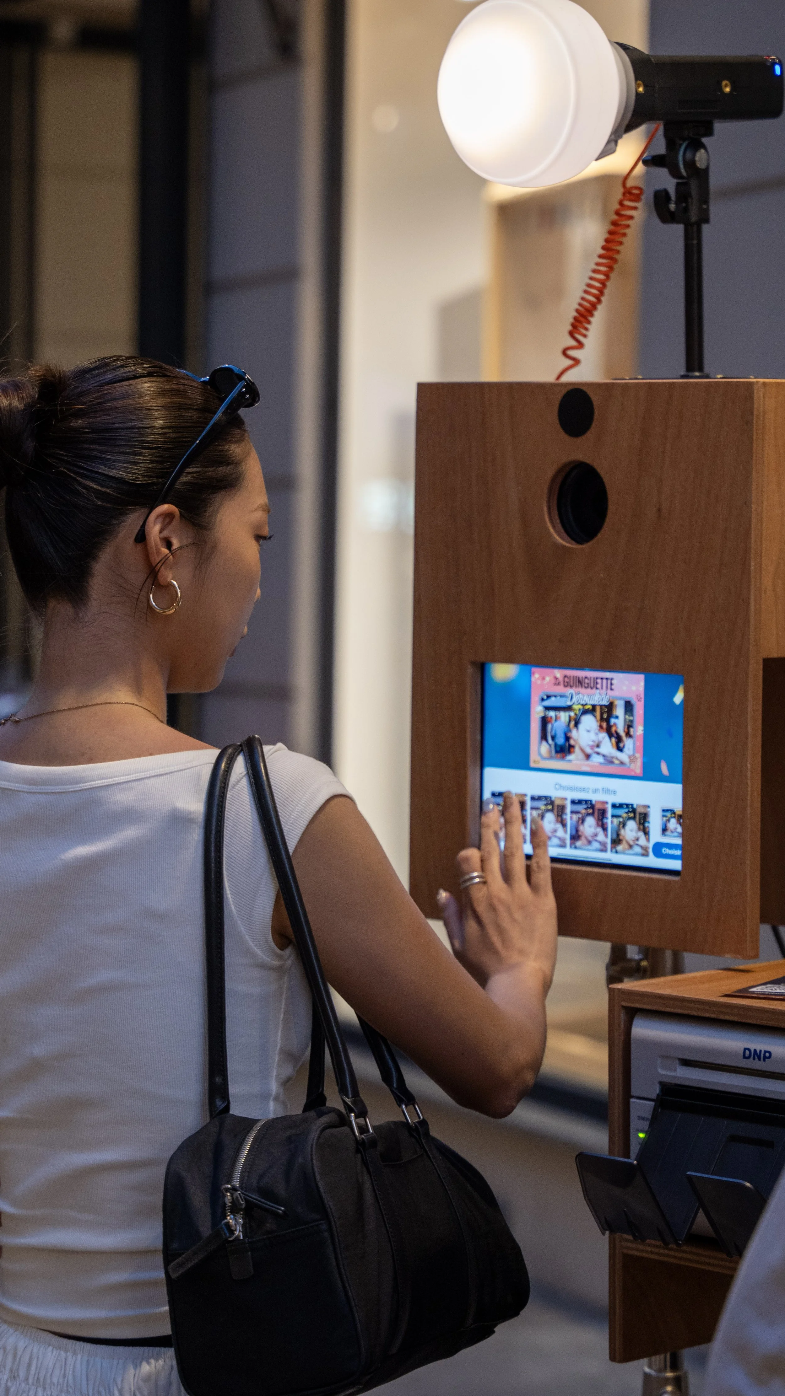 Ambiance lumineuse et moments partagés à Nice, photographiés par Maison Luma. Direction artistique et couverture visuelle d’événements sur la Côte d’Azur.