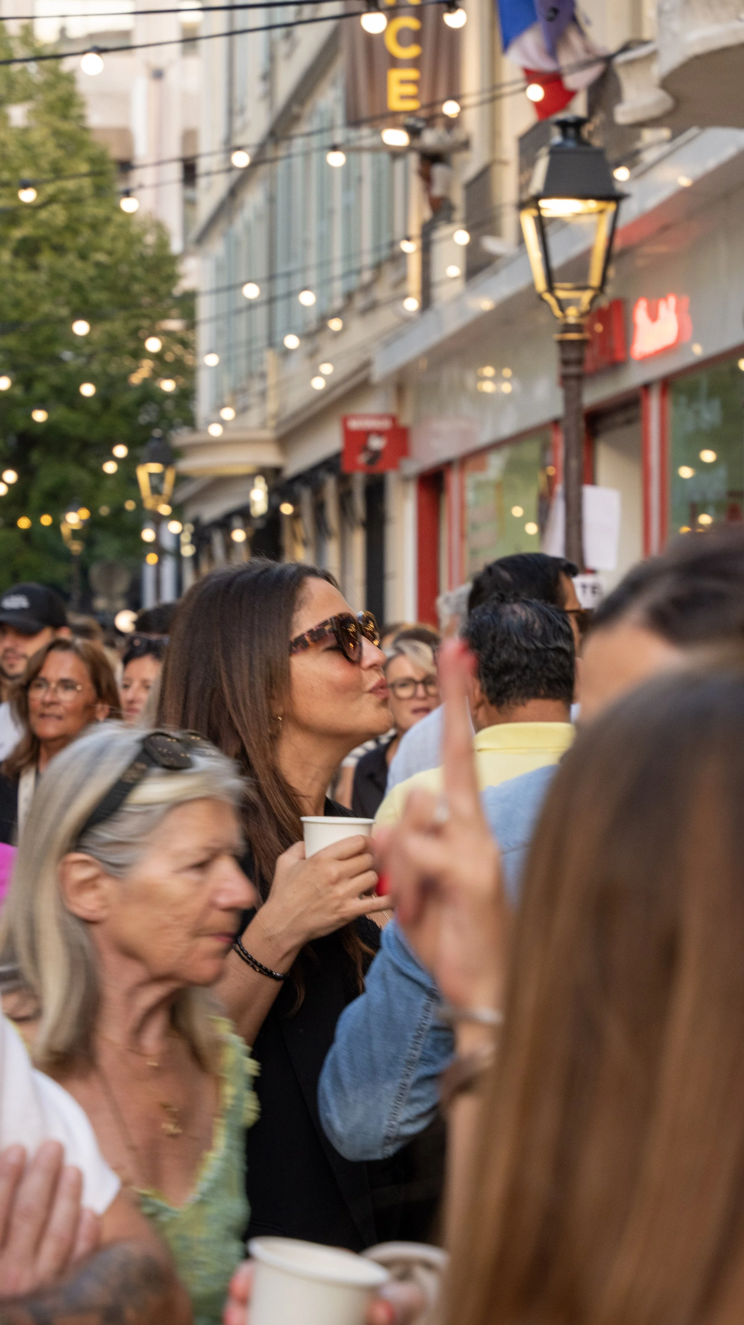 Scènes de danse et de fête à La Guinguette Déroulède. Photographie lifestyle et direction artistique événementielle par Maison Luma à Nice.