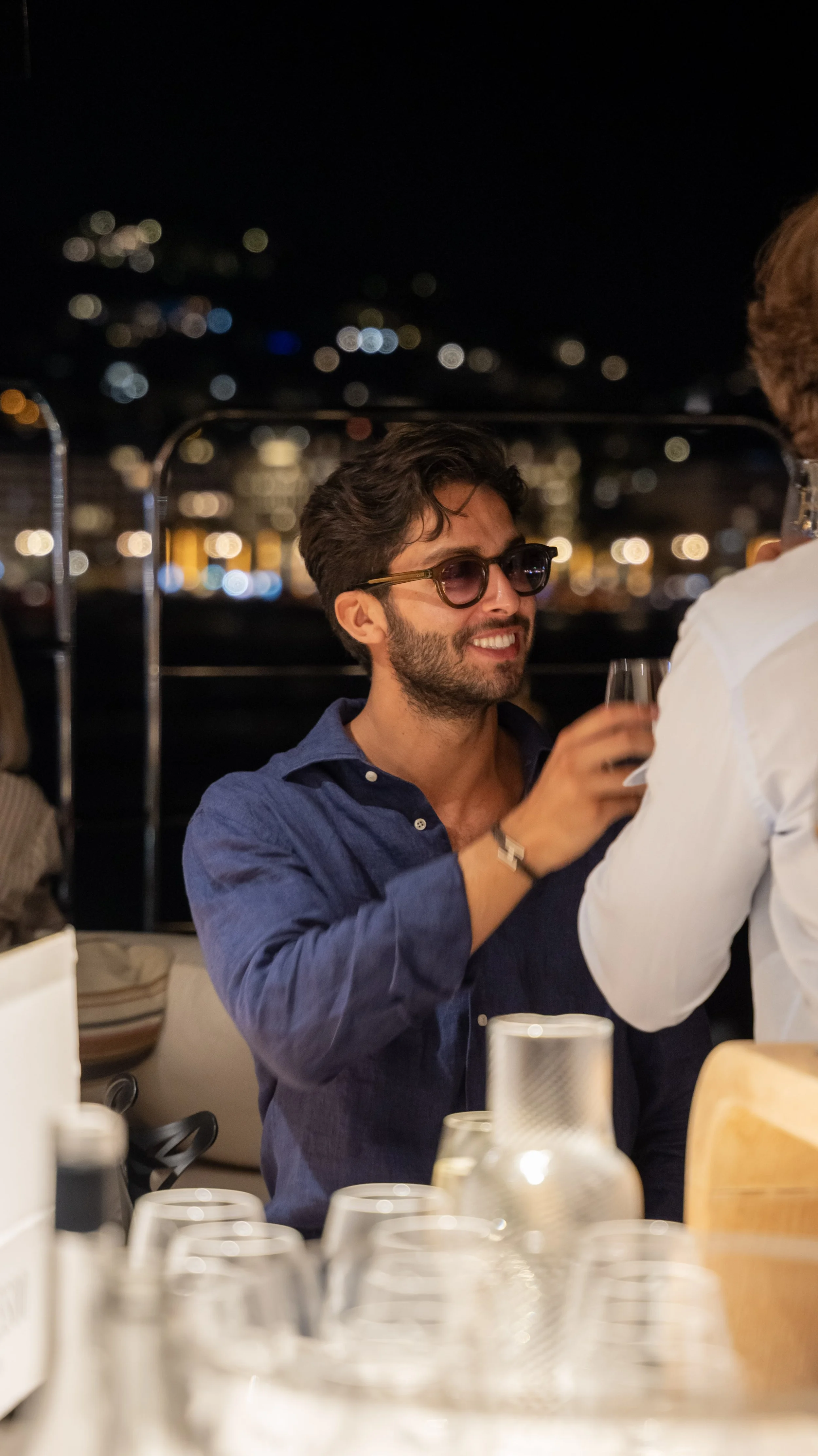 Moments d’échanges et de convivialité sur un yacht à Cannes. Photographie événementielle et direction artistique par Maison Luma, spécialiste du yachting haut de gamme.