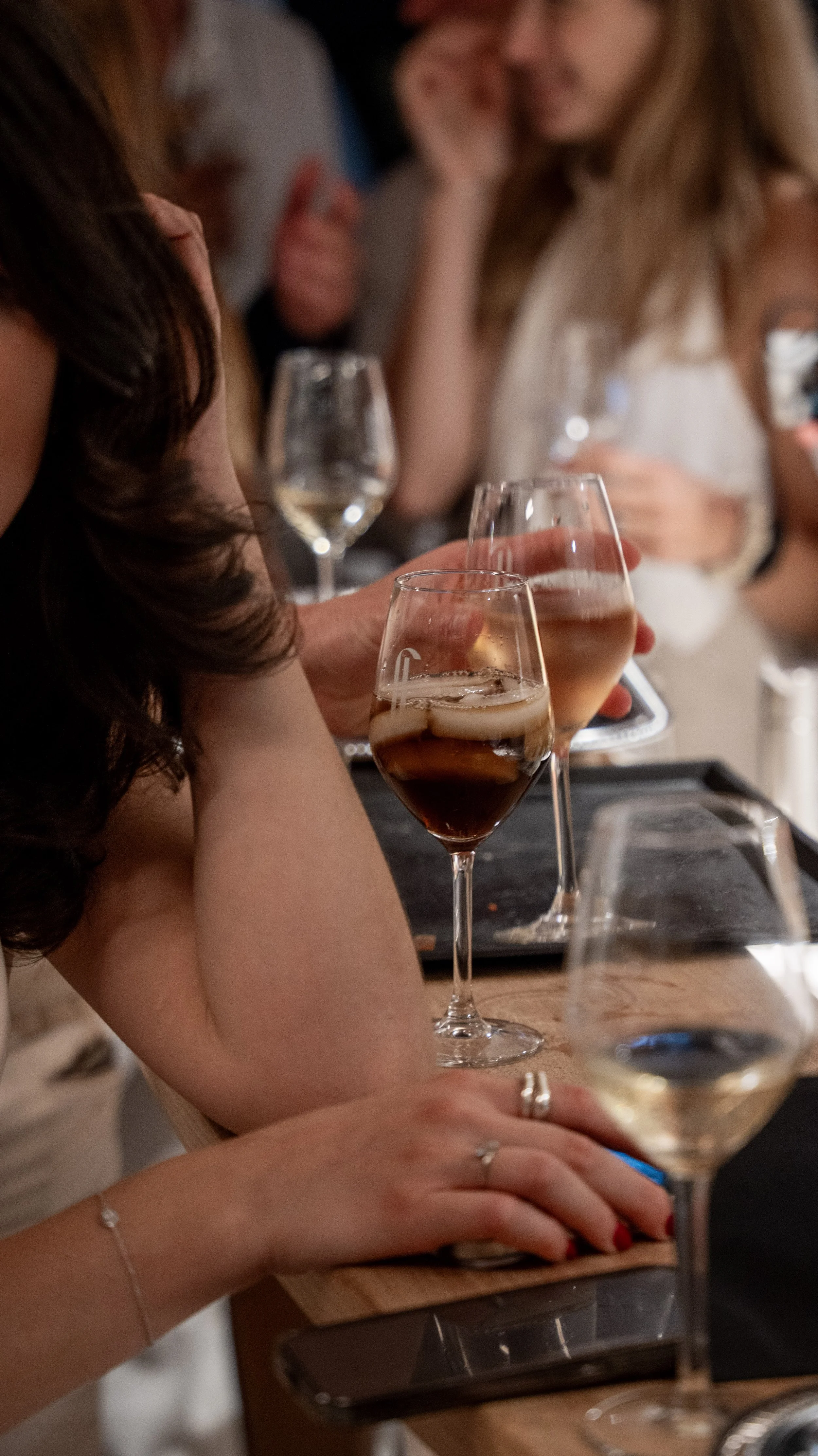 Invités partageant un verre à bord d’un yacht à Cannes. Photographie lifestyle et direction artistique événementielle signées Maison Luma, agence de communication 360° sur la Côte d’Azur.