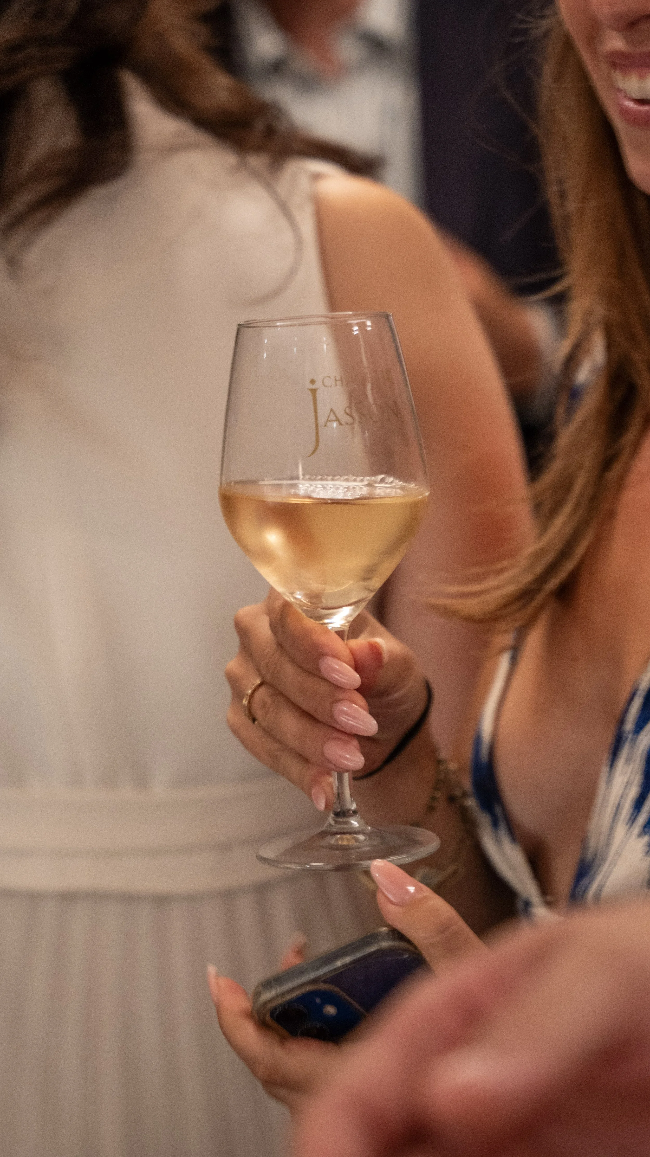 Verres à la main, invités profitant d’une soirée à bord d’un yacht au Cannes Yachting Festival. Direction artistique et couverture visuelle par Maison Luma.