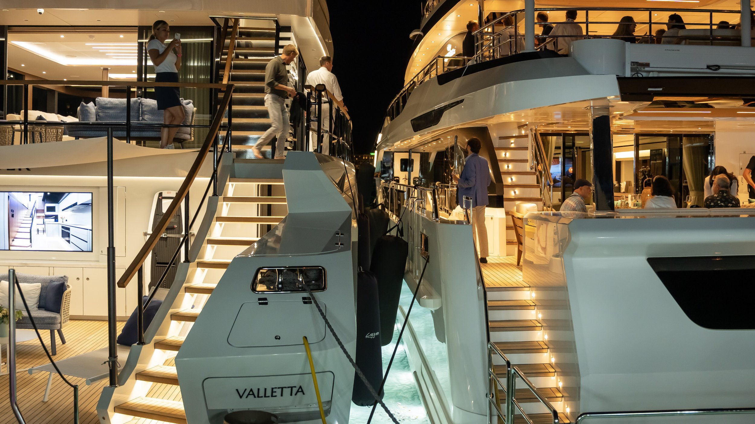 Ambiance élégante à bord d’un yacht pendant le Cannes Yachting Festival, capturée par Maison Luma. Direction artistique et photographie d’événement haut de gamme sur la Côte d’Azur.