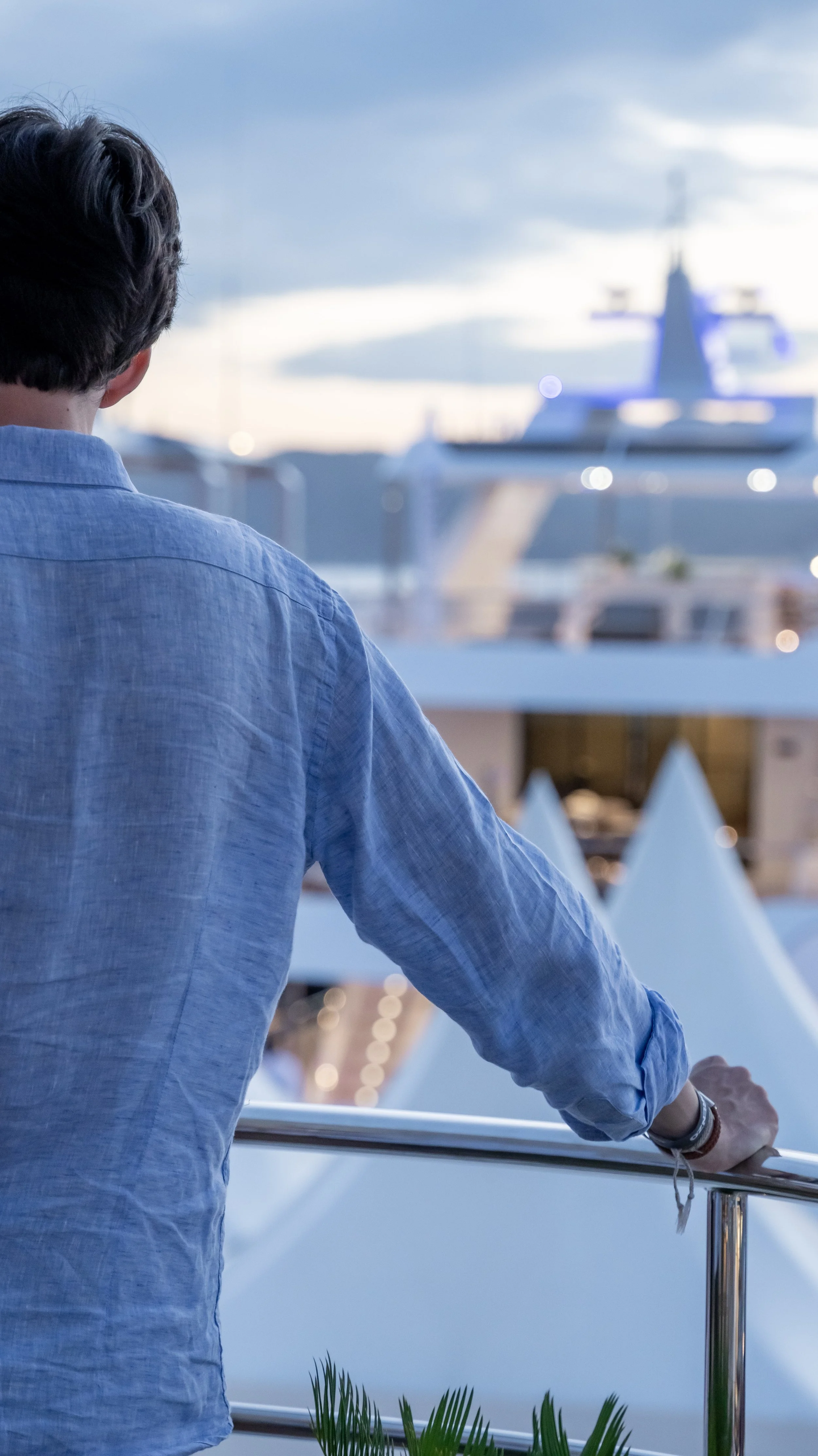 Ambiance chic et conviviale à bord d’un yacht à Cannes. Photographie d’événement et direction artistique signées Maison Luma sur la Côte d’Azur.