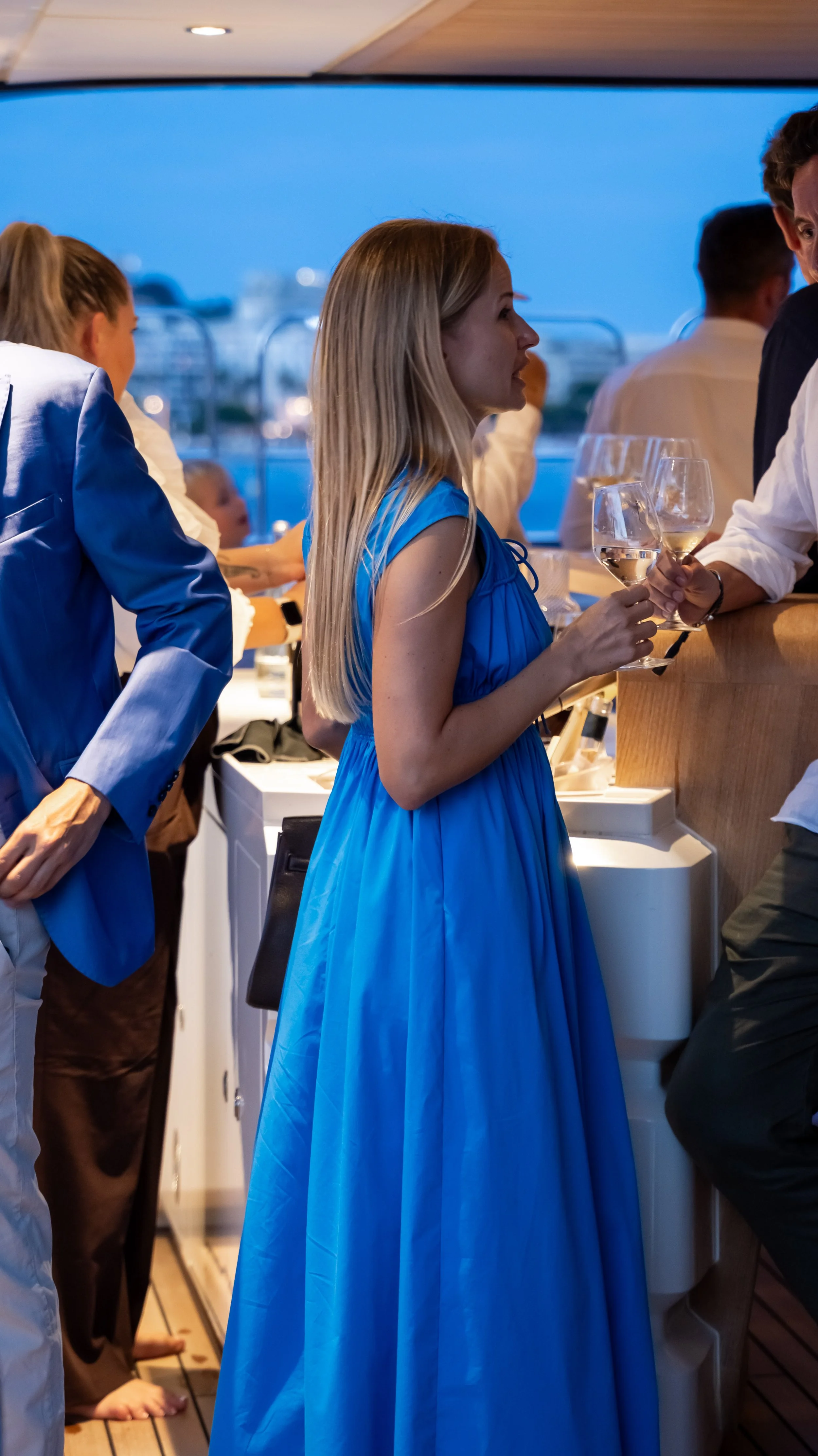 Moments de partage à bord d’un yacht lors du Cannes Yachting Festival. Photographie d’événement et direction artistique haut de gamme par Maison Luma.