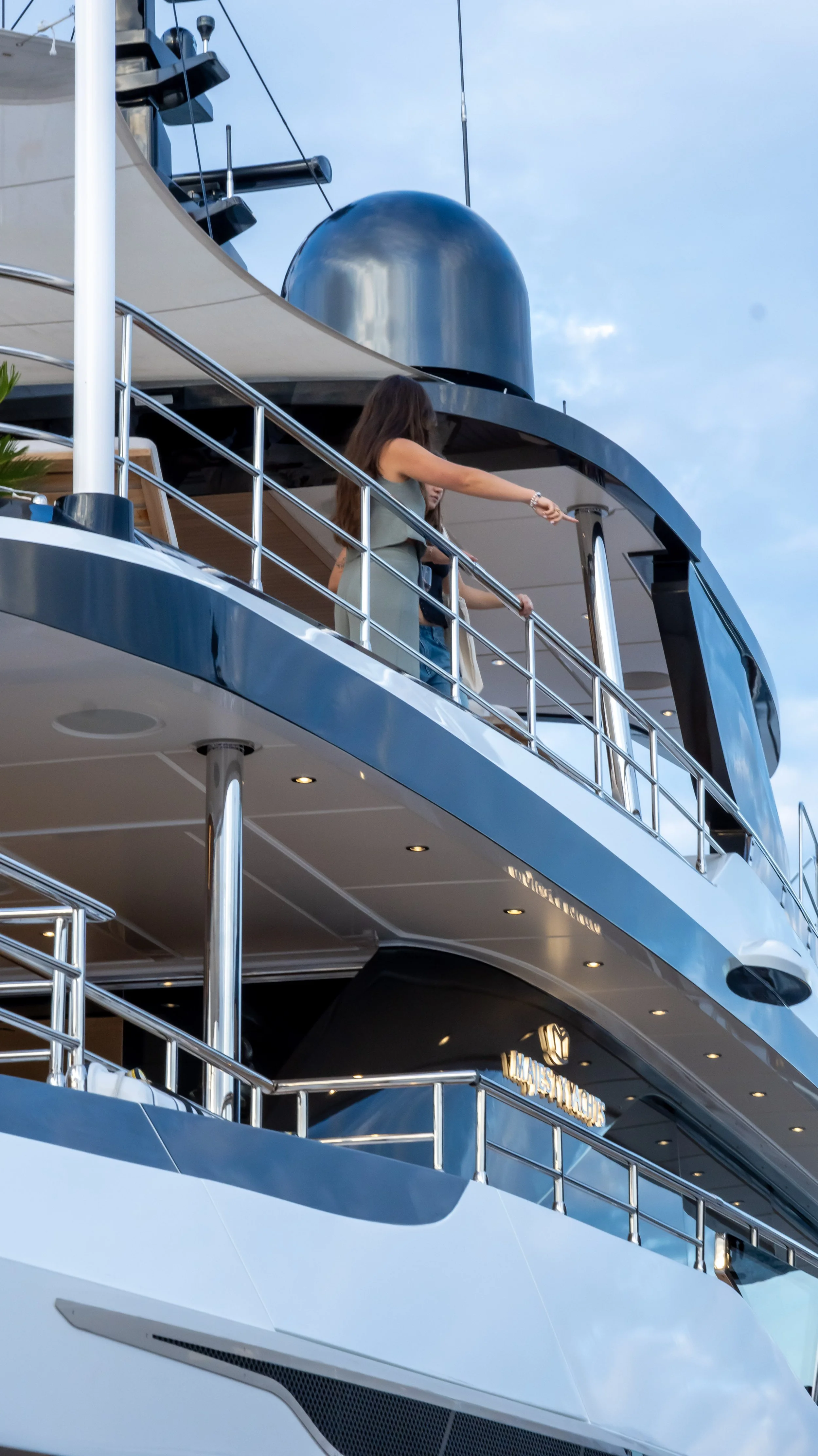 Invités à bord d’un yacht à Cannes, photographiés par Maison Luma. Direction artistique et communication visuelle pour le yachting haut de gamme sur la Côte d’Azur.
