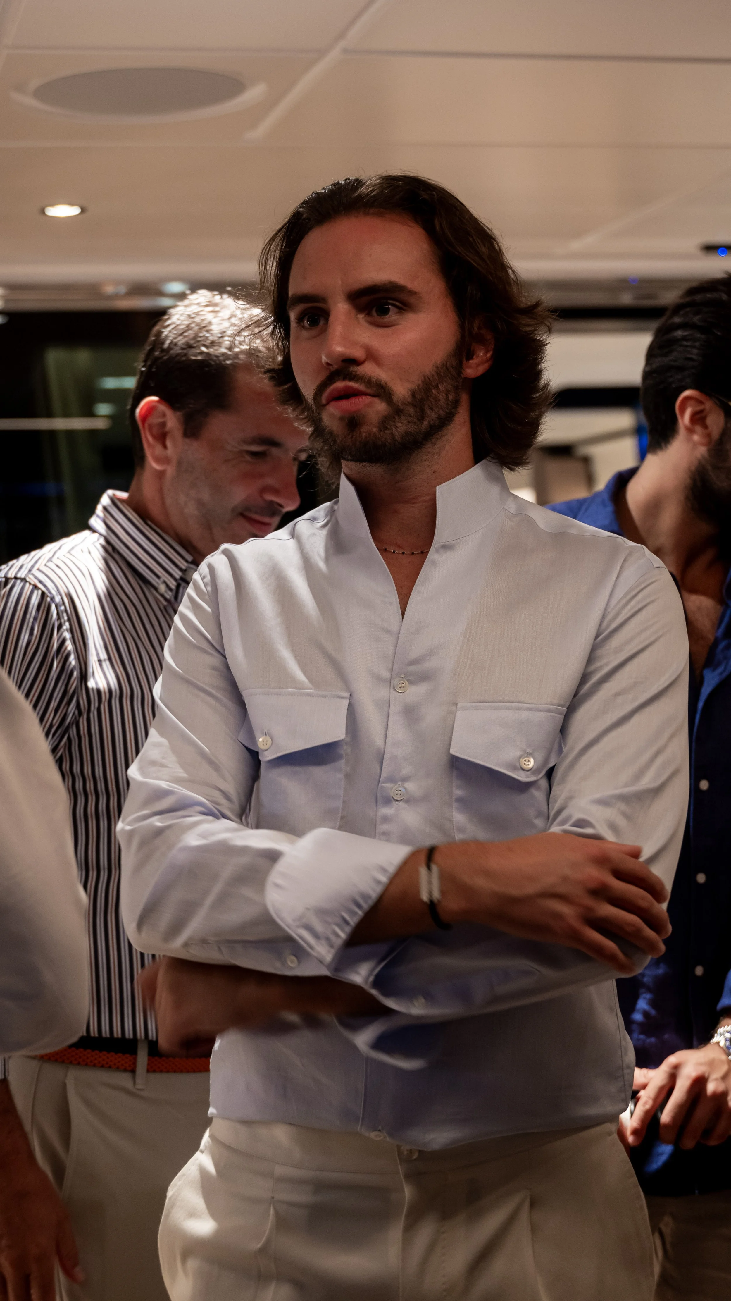 Soirée élégante sur un yacht au large de Cannes, capturée par Maison Luma. Photographie d’événement et direction artistique pour expériences maritimes exclusives.