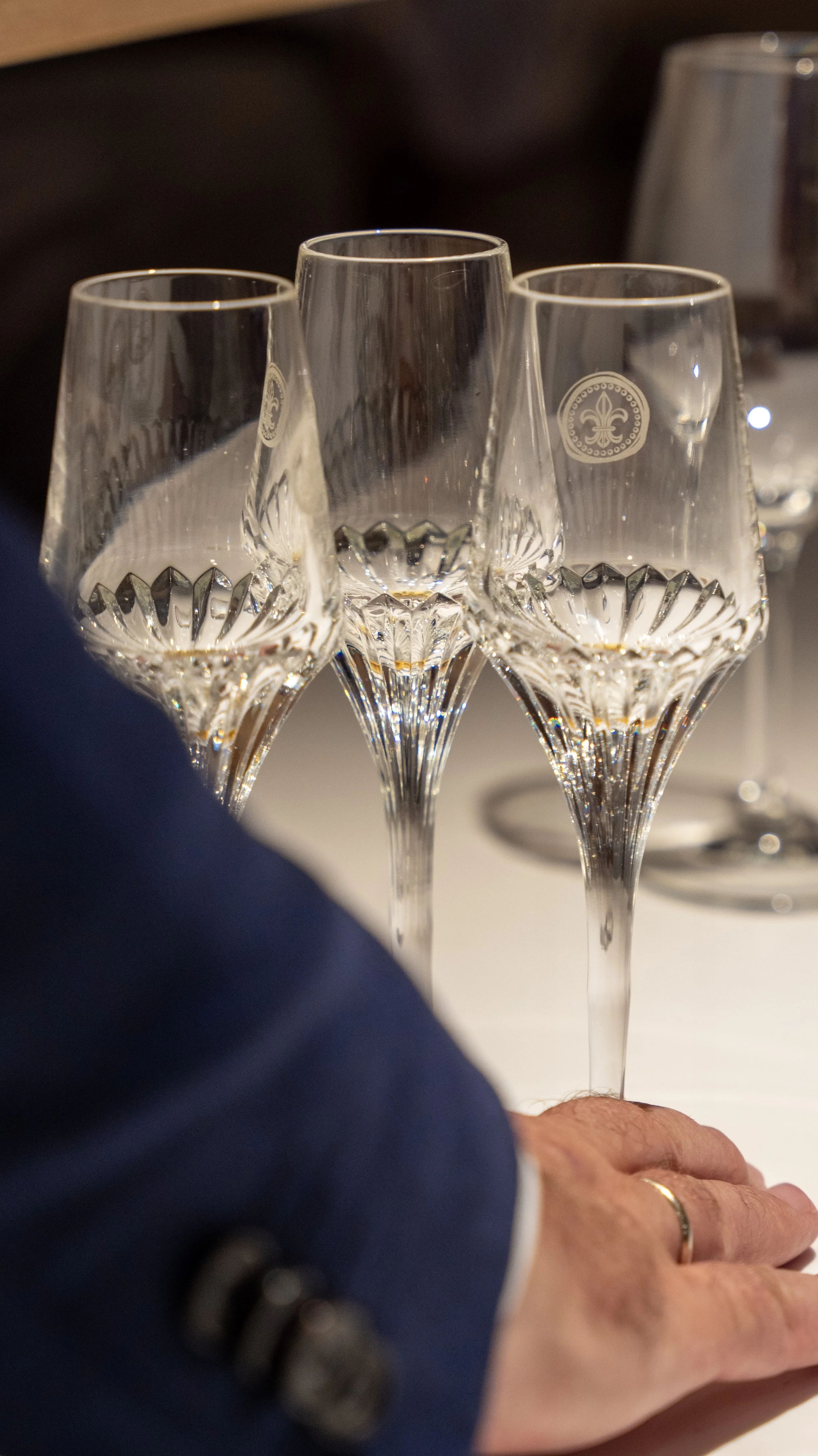 Détails de table et ambiance lumineuse à bord d’un yacht à Cannes, capturés par Maison Luma. Photographie d’ambiance et direction artistique pour marques de prestige.