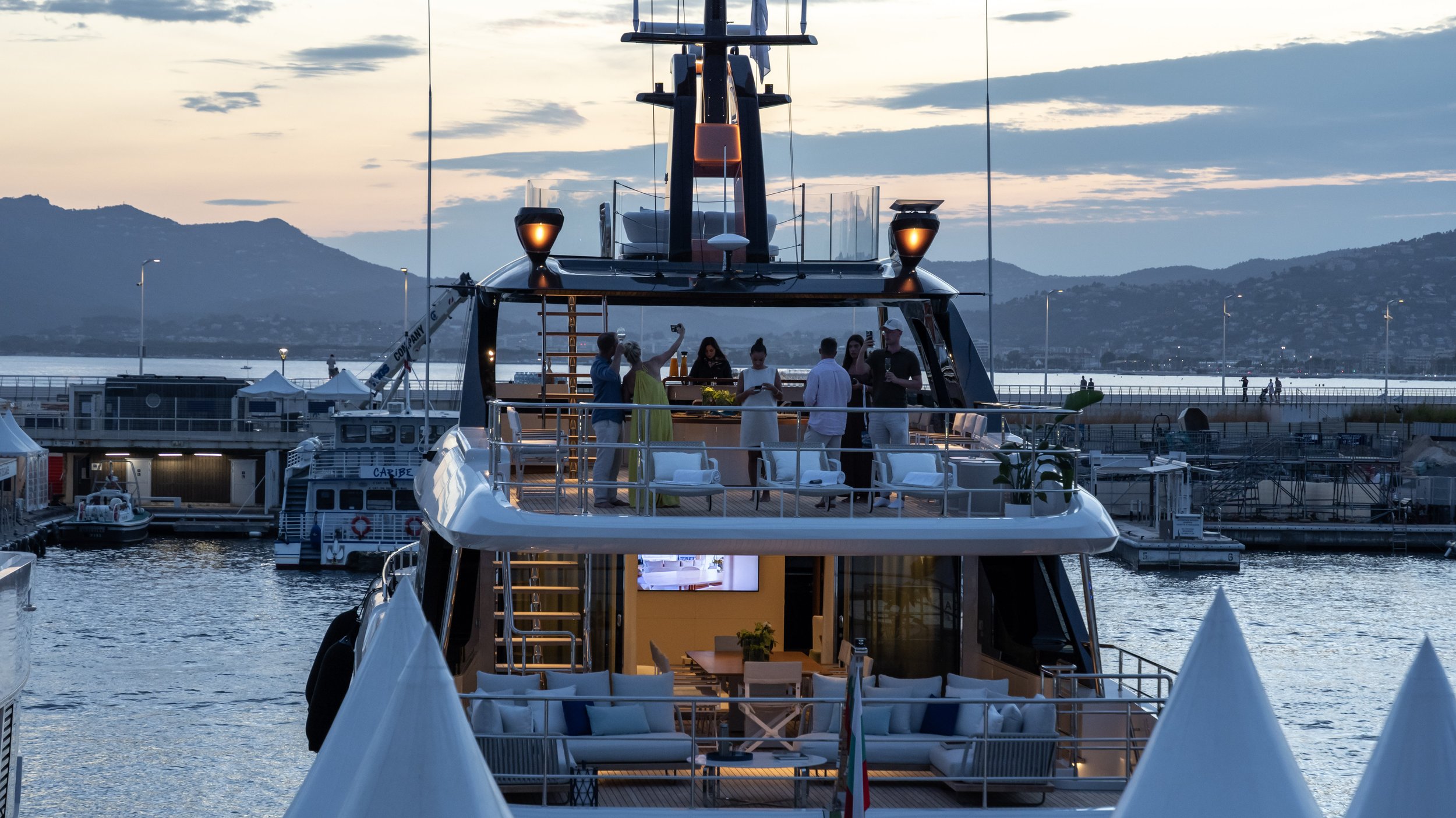 Scène nocturne du Cannes Yachting Festival, photographiée par Maison Luma. Direction artistique et communication visuelle pour événements maritimes de prestige.
