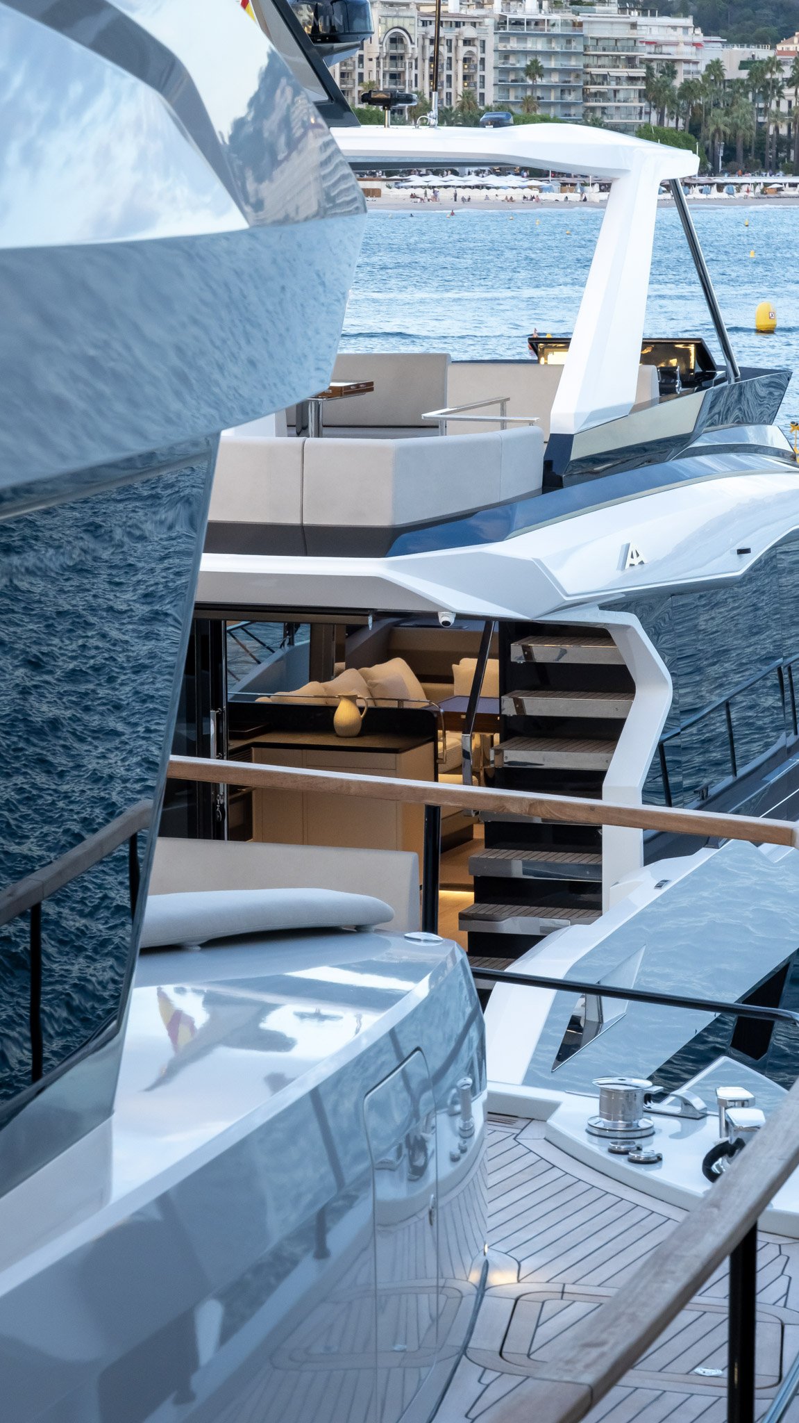 Photo, vidéo et contenu lifestyle pour le yachting sur la Côte d’Azur par Maison Luma, agence visuelle basée entre Monaco, Cannes, Antibes, Nice et Saint-Tropez.