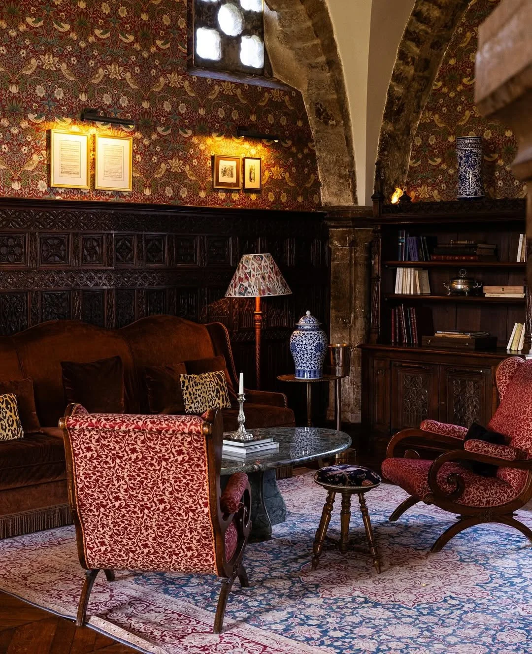 Photographie d’un service élégant à l’hôtel par Maison Luma. Direction artistique et image de marque pour établissements haut de gamme à Monaco et Cannes.