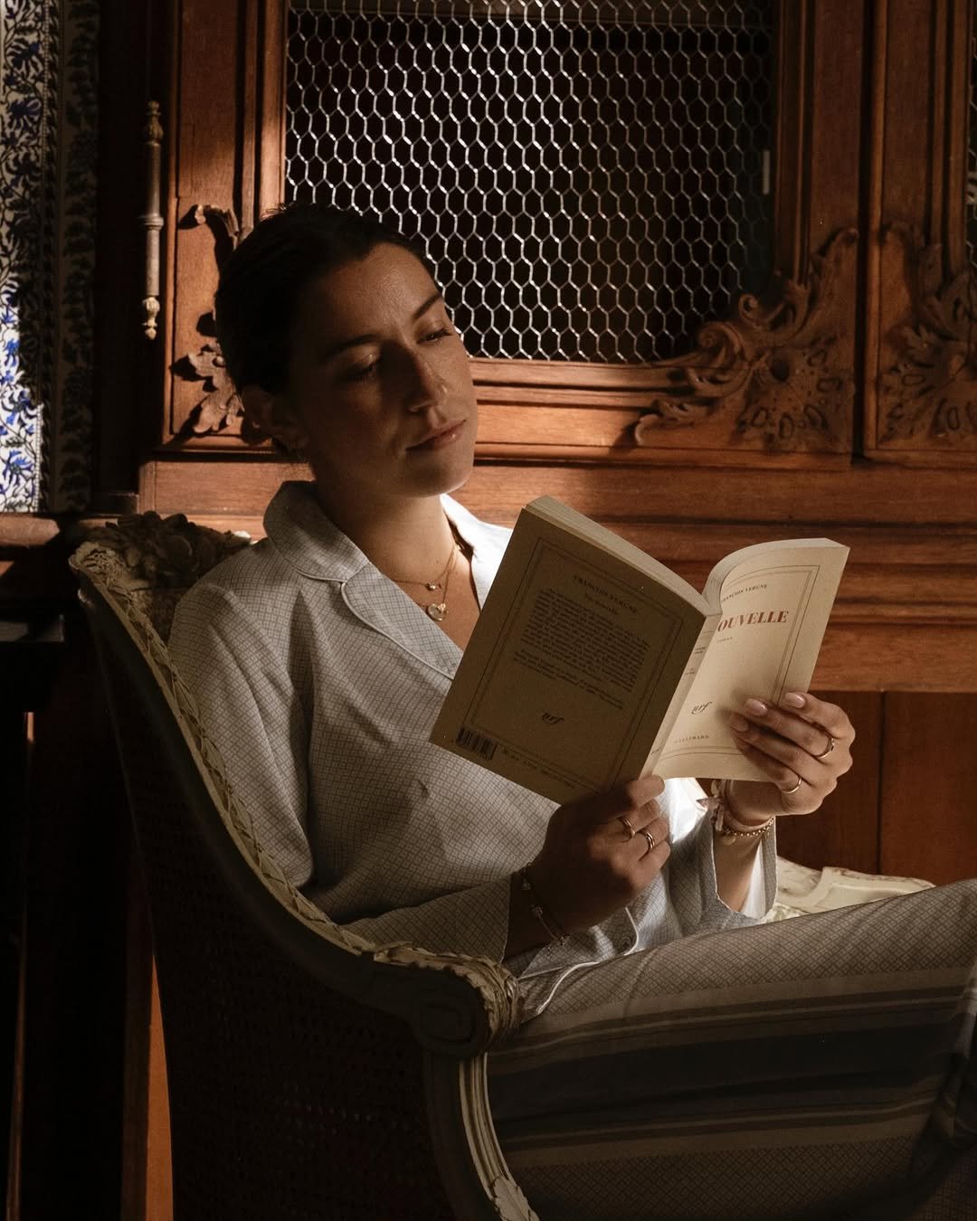 Lumière naturelle et ambiance d’hôtel à Saint-Tropez capturées par Maison Luma. Photographie haut de gamme et direction artistique pour le secteur hôtelier de luxe.