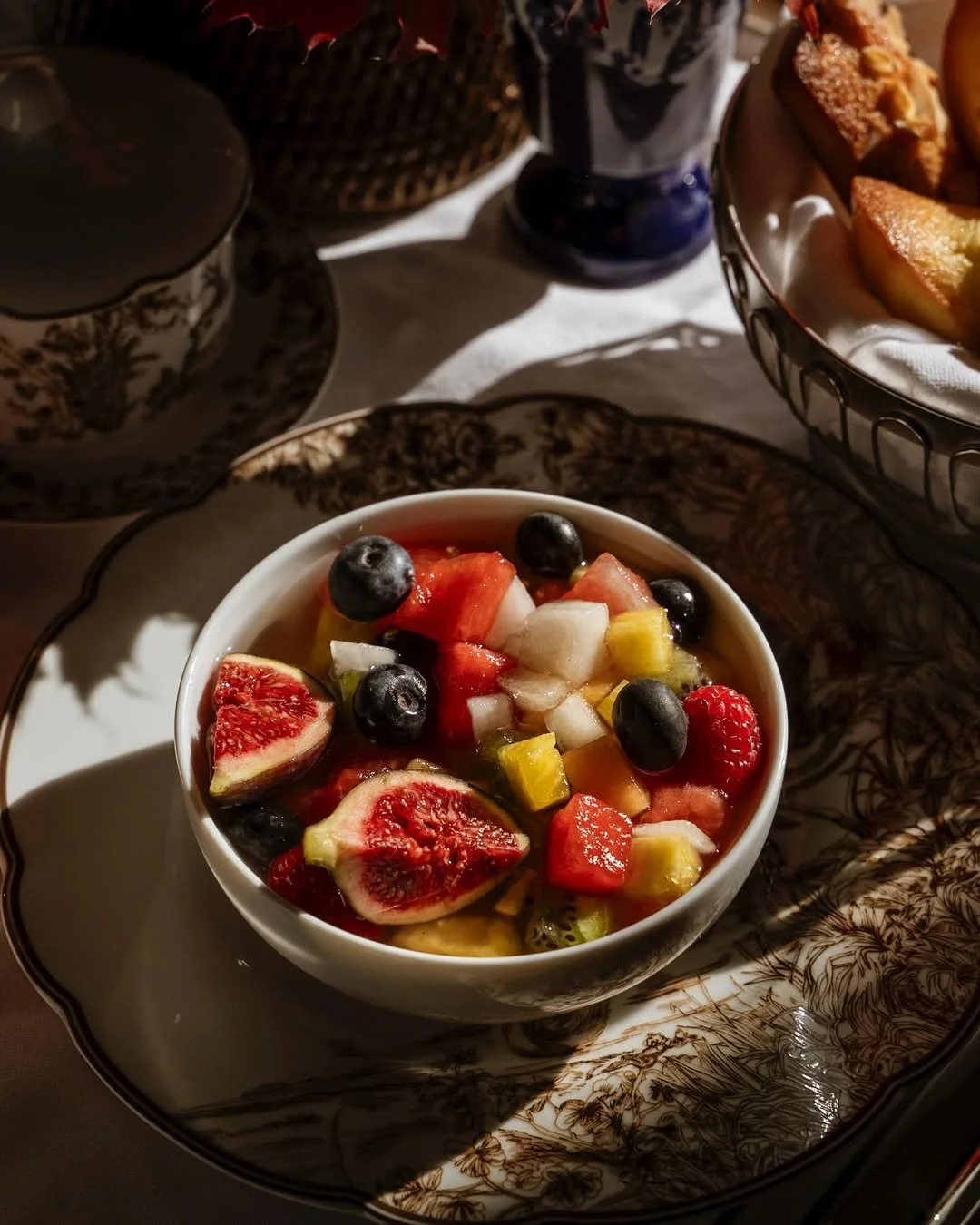 Détails gourmands et ambiance feutrée en hôtellerie de luxe à Cannes, photographiés par Maison Luma. Communication visuelle et art de recevoir.