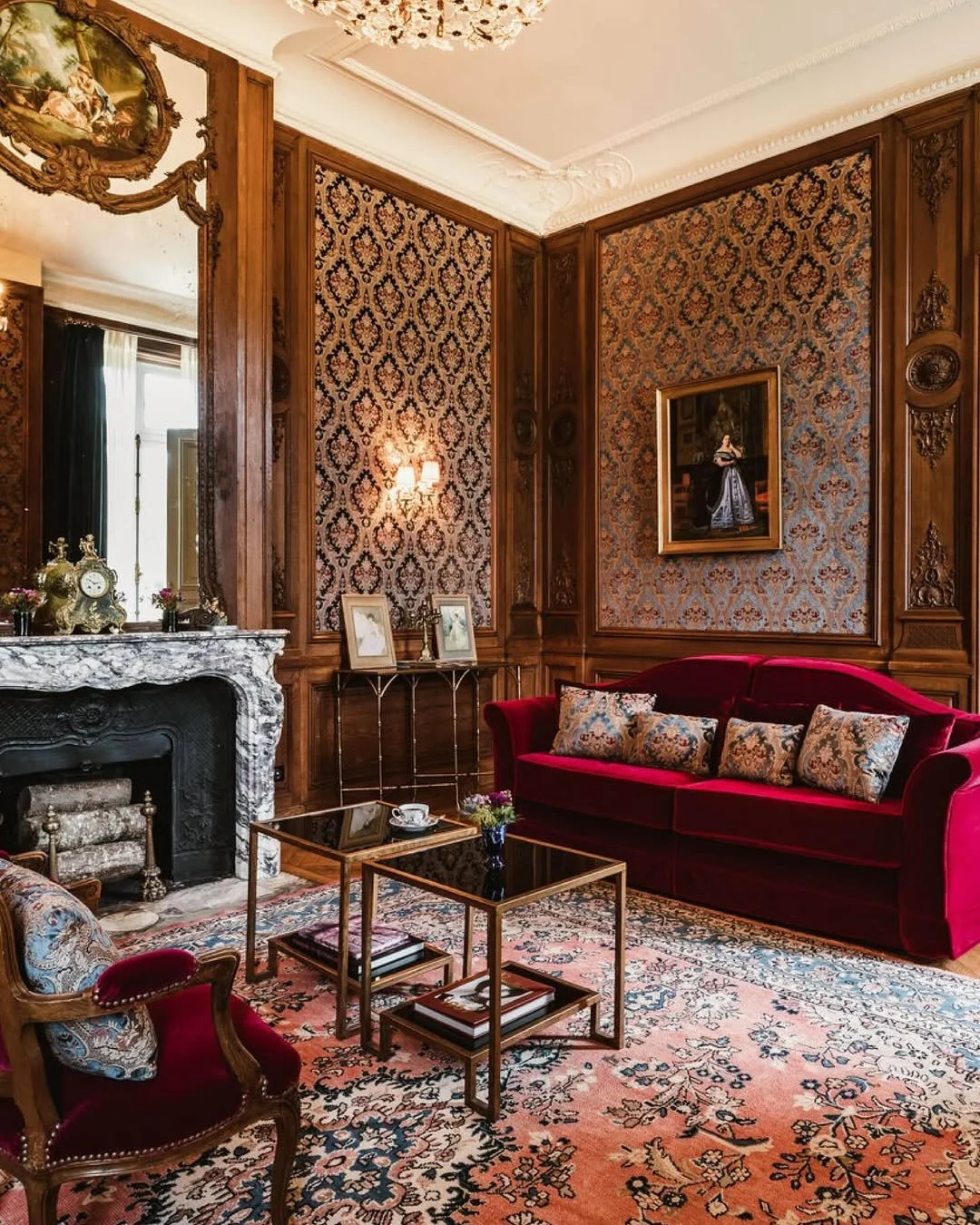 Salon élégant d’hôtel à Antibes capturé par Maison Luma. Direction artistique et photographie haut de gamme pour hôtels, maisons d’hôtes et établissements de prestige.