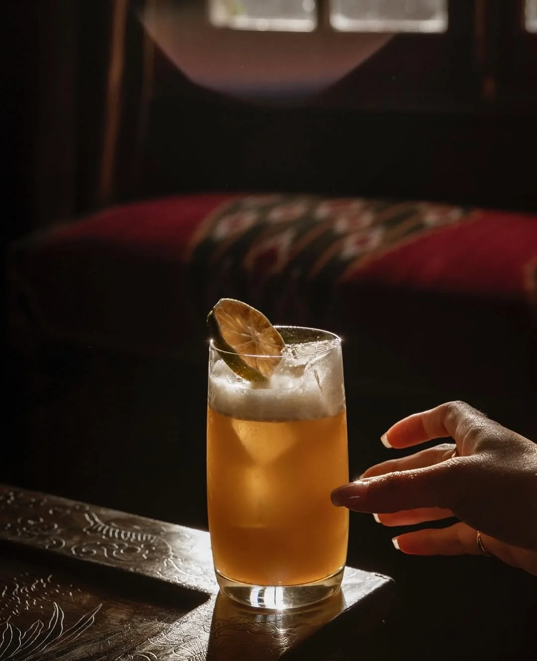 Salon élégant d’hôtel à Antibes capturé par Maison Luma. Direction artistique et photographie haut de gamme pour hôtels, maisons d’hôtes et établissements de prestige.