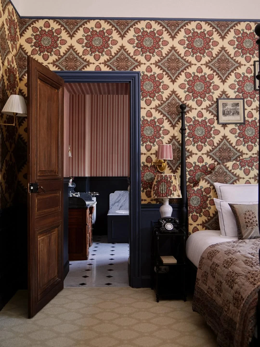 Chambre d’hôtel haut de gamme à Cannes photographiée par Maison Luma. Direction artistique et communication visuelle pour établissements de prestige sur la Côte d’Azur.