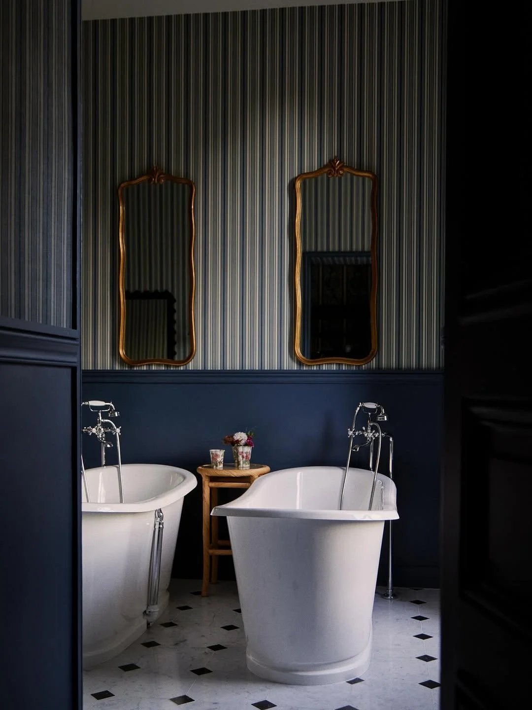 Salle de bain élégante et raffinée à Nice, capturée par Maison Luma. Photographie d’ambiance et direction artistique pour hôtels haut de gamme et maisons d’hôtes.