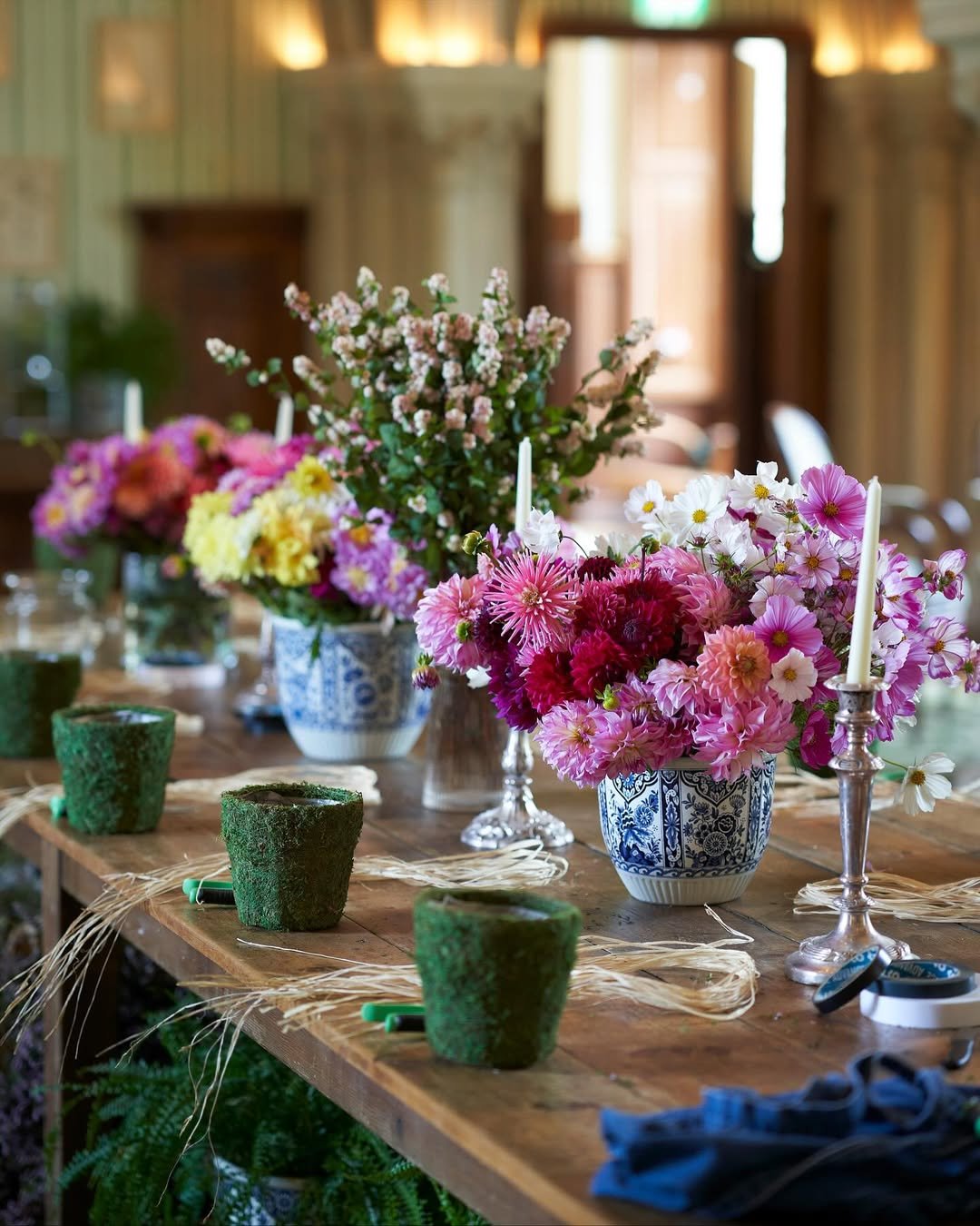 Décoration florale raffinée et table d’hôtel à Cannes. Direction artistique et photographie sensorielle par Maison Luma, agence visuelle sur la Côte d’Azur.