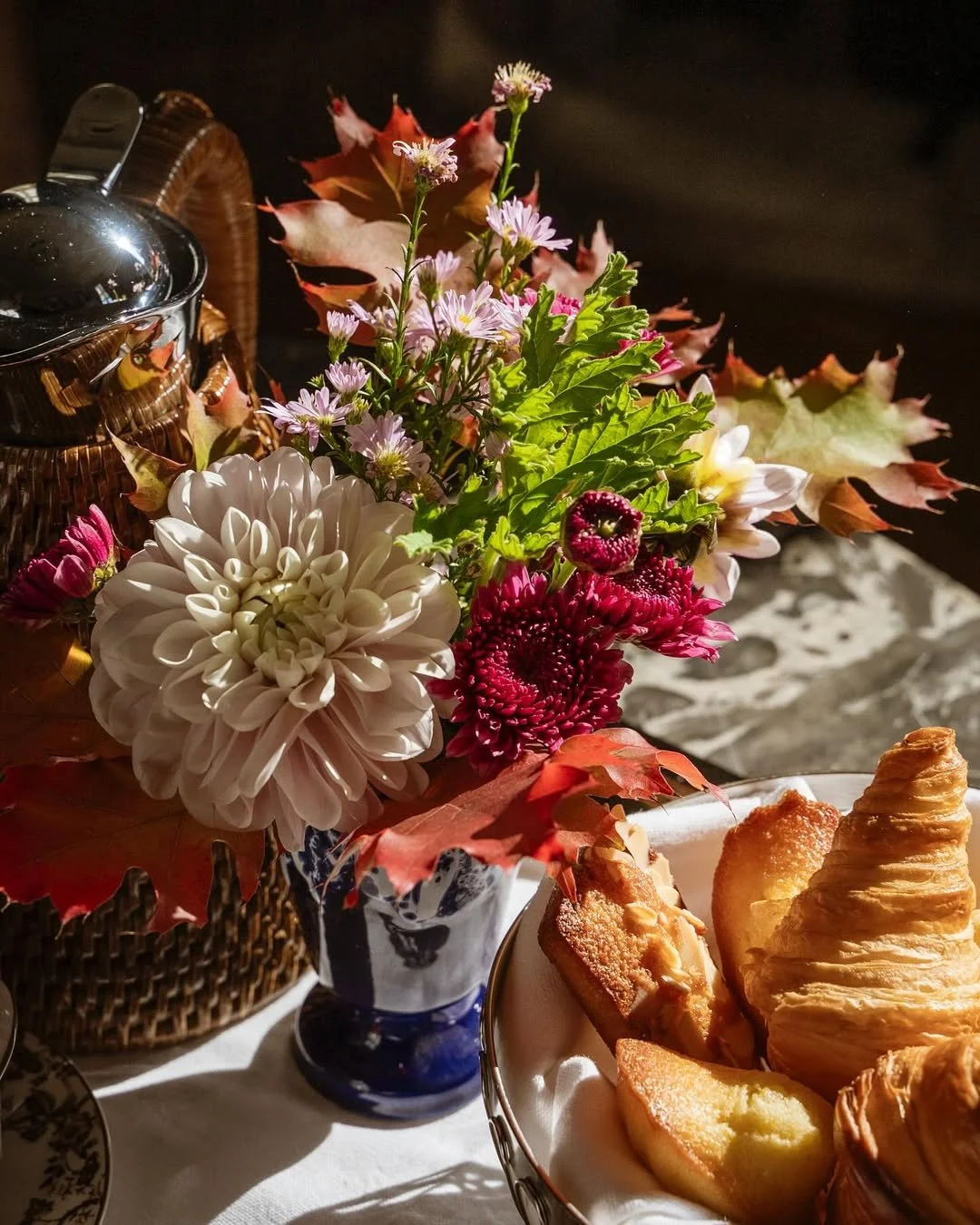 Petit-déjeuner gourmet en hôtel à Nice, photographié par Maison Luma. Communication visuelle et direction artistique pour lieux d’accueil haut de gamme.