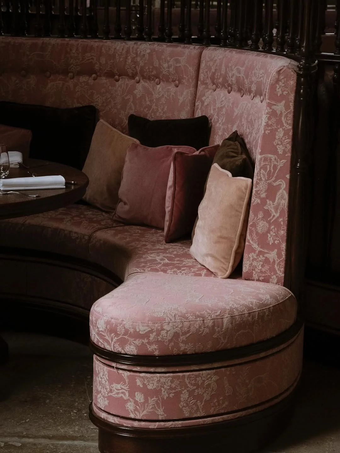 Salon élégant d’hôtel à Nice capturé par Maison Luma. Direction artistique et photographie haut de gamme pour hôtels, maisons d’hôtes et établissements de prestige.