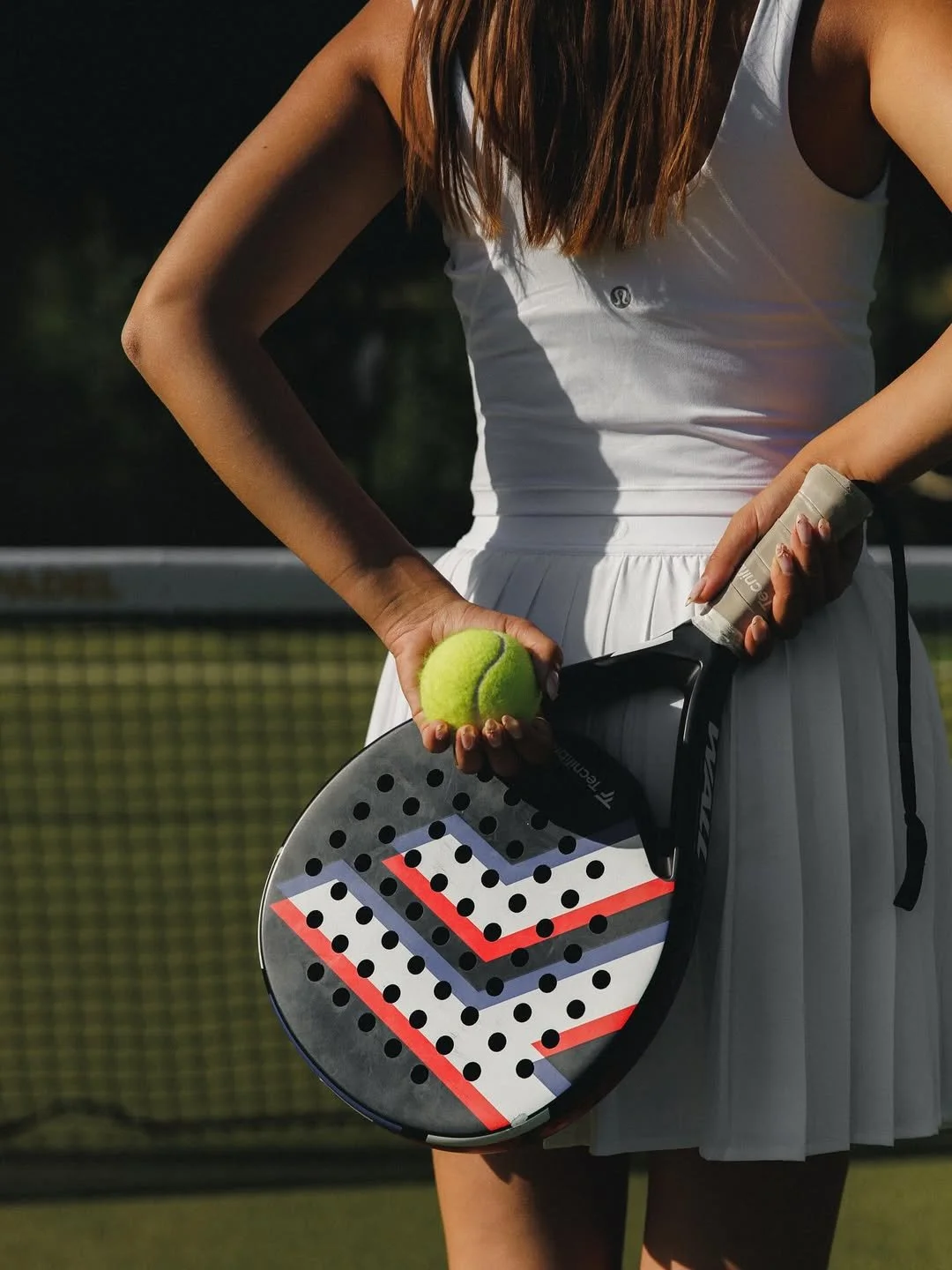 Photographie extérieure d’un espace sportif et verdoyant à Antibes. Direction artistique et communication visuelle par Maison Luma pour hôtels haut de gamme.