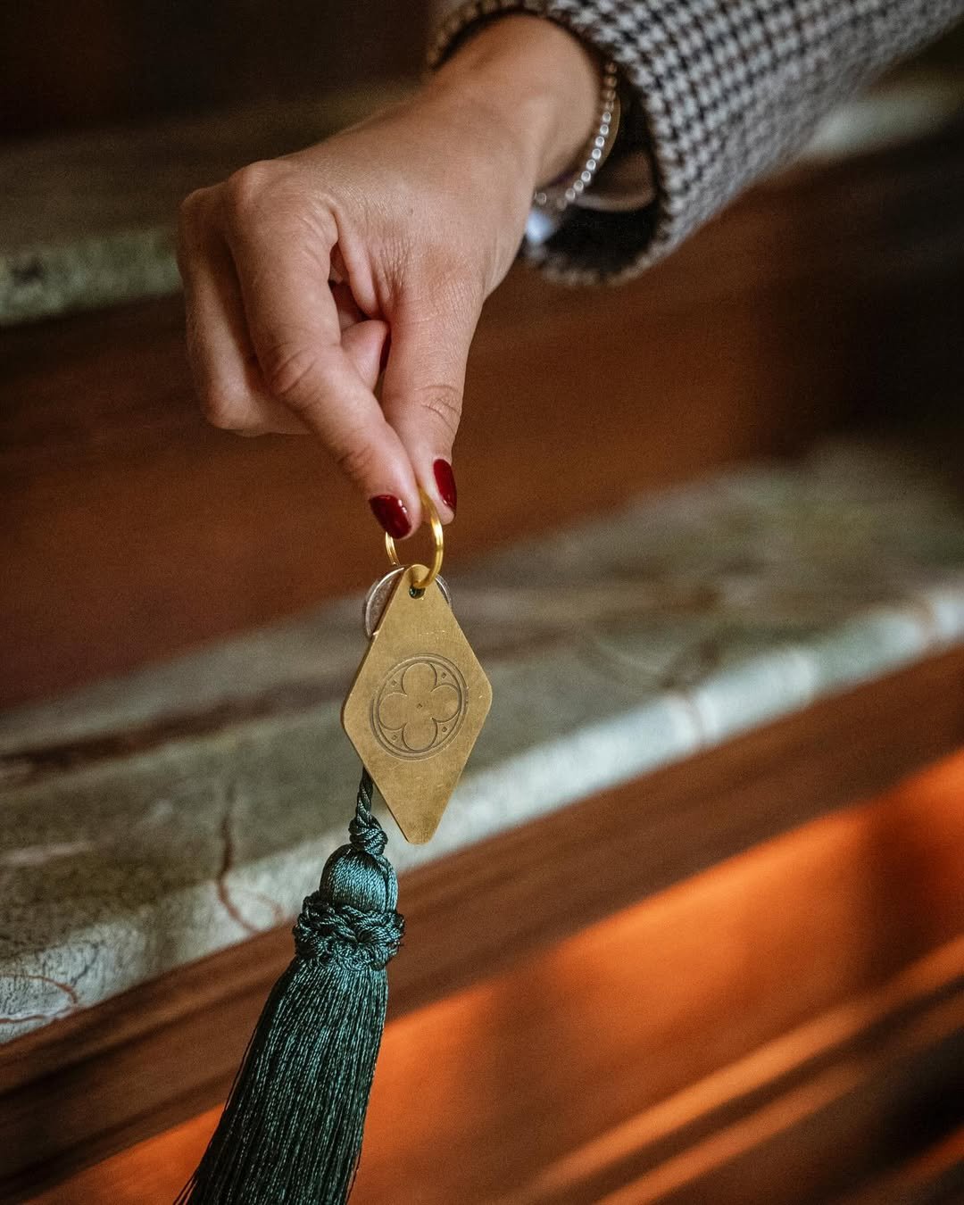 Clé d’hôtel remise à un client, symbole d’accueil raffiné. Photographie d’ambiance par Maison Luma pour hôtels et lieux de séjour haut de gamme sur la Côte d’Azur.