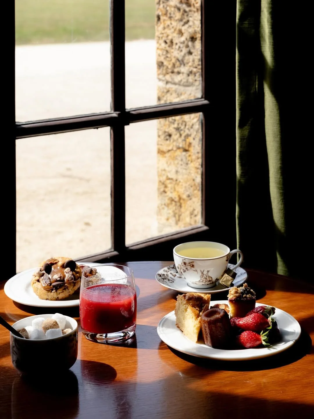 Petit-déjeuner d'un hôtel de luxe à Cannes, photographiés par Maison Luma. Communication visuelle et art de recevoir.
