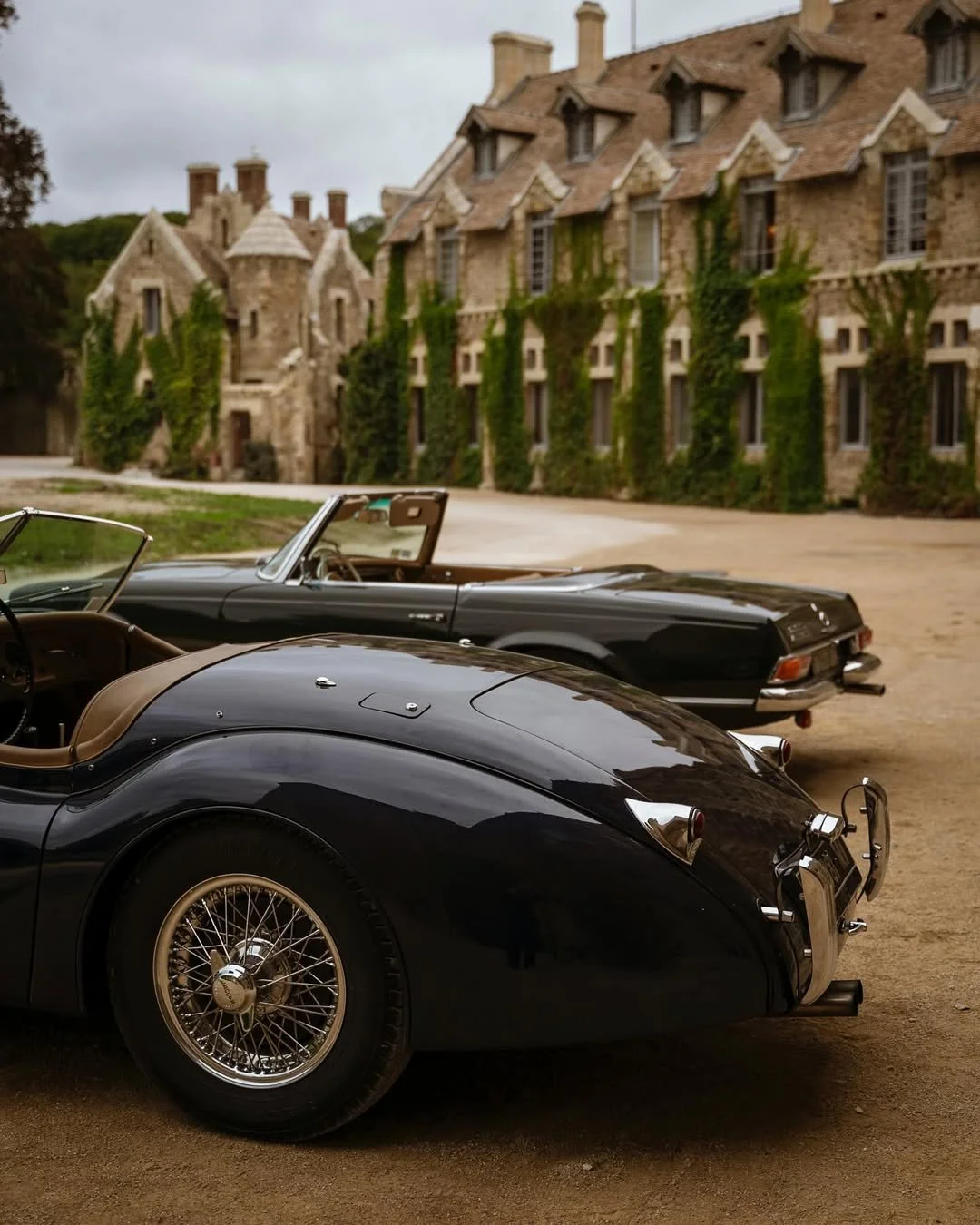 Arrivée d’un client en voiture de collection à Cannes, capturée par Maison Luma. Communication visuelle et direction artistique pour hôtels et maisons de prestige.
