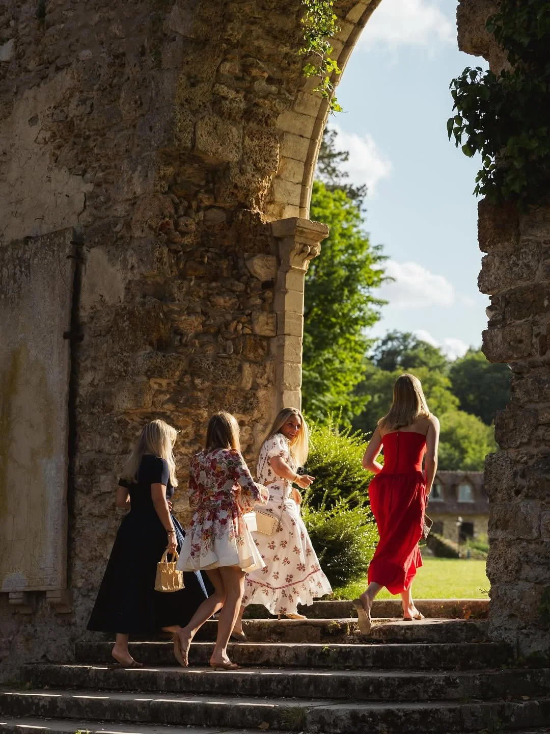 Expérience extérieure au cœur d’un domaine hôtelier à Saint-Tropez, photographiée par Maison Luma. Direction artistique et communication visuelle de prestige.