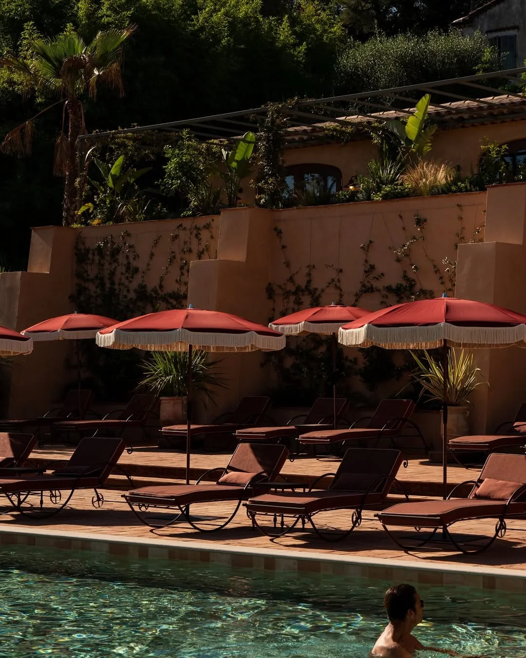 Expérience extérieure avec piscine en hôtel à Monaco, photographié par Maison Luma. Communication visuelle et direction artistique haut de gamme.