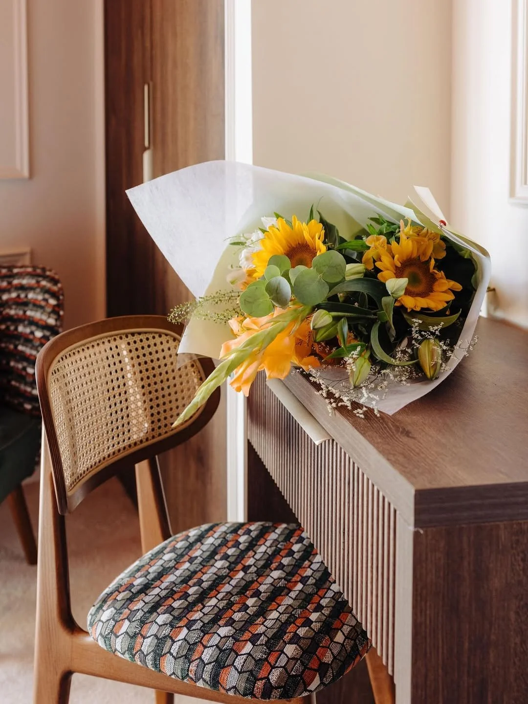Décoration florale et table de restaurant à Antibes photographiées par Maison Luma. Direction artistique et communication visuelle haut de gamme.