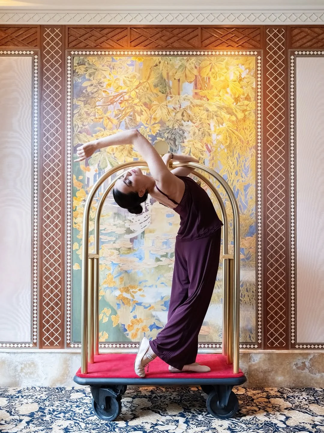 Intérieur élégant et mobilier raffiné d’un restaurant à Monaco. Photographie et direction artistique signées Maison Luma, agence de communication haut de gamme.