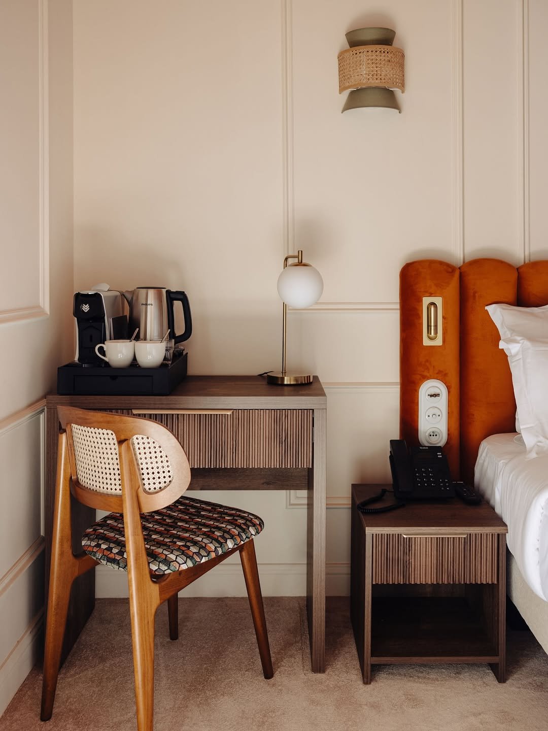 Intérieur élégant et mobilier raffiné d’un restaurant à Monaco. Photographie et direction artistique signées Maison Luma, agence de communication haut de gamme.