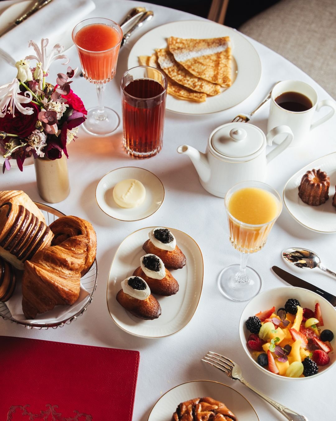 Photographie de petit-déjeuner haut de gamme à Cannes par Maison Luma. Art de la table, lumière naturelle et direction artistique pour hôtels et restaurants de prestige sur la Côte d’Azur.