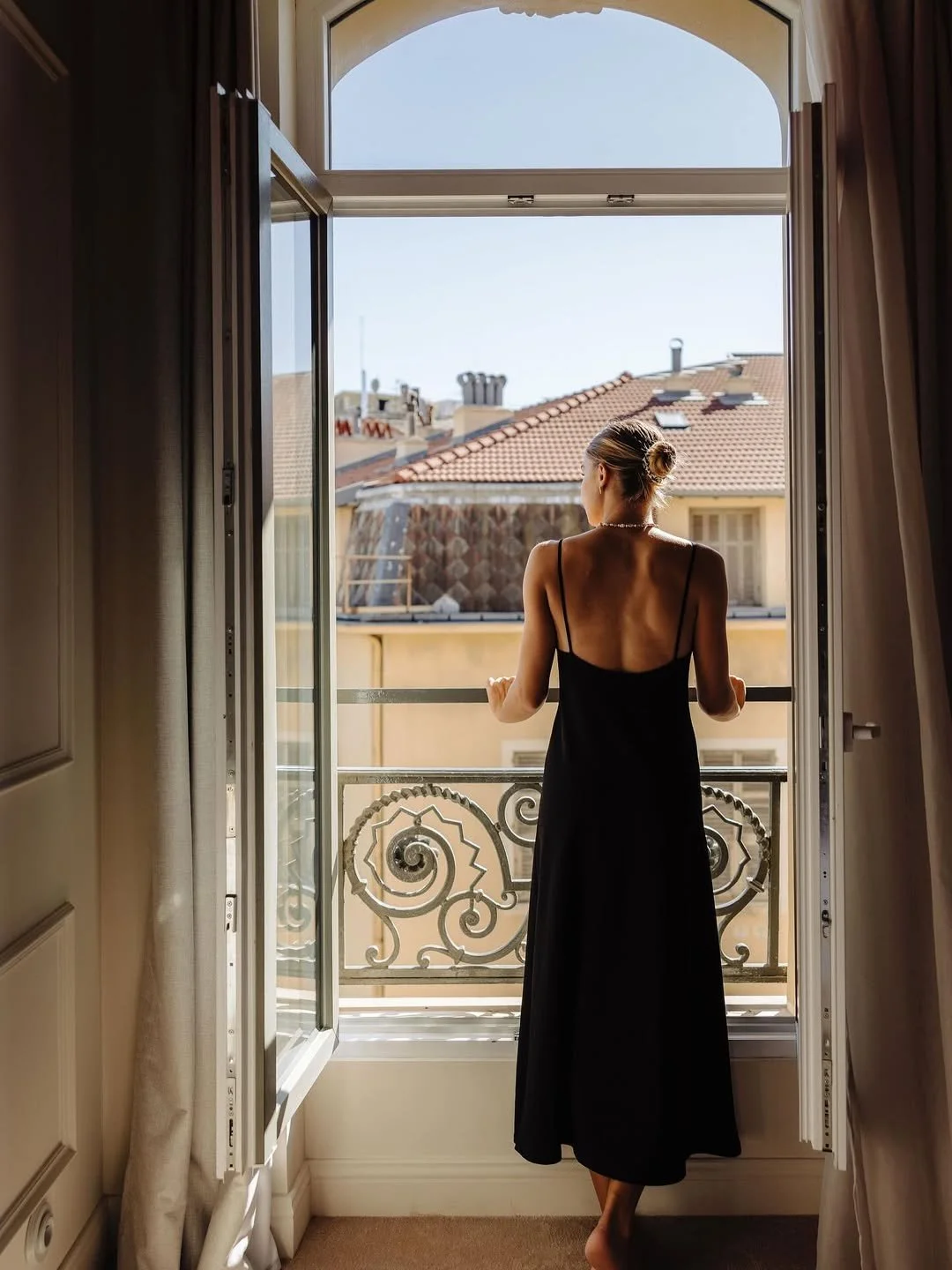 Détails d’un bistrot chic à Cannes photographié par Maison Luma. Direction artistique et image de marque pour restaurants et hôtels haut de gamme.