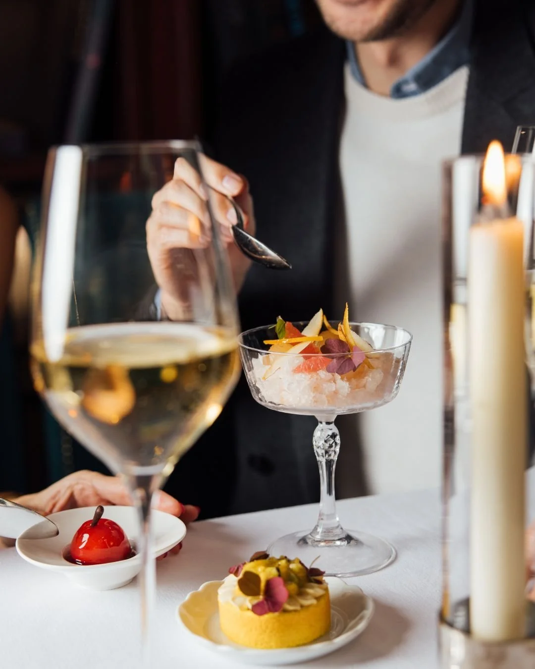 Scène de restaurant gastronomique dans un hôtel à Monaco capturée par Maison Luma. Direction artistique et communication visuelle pour maisons et tables d’exception.
