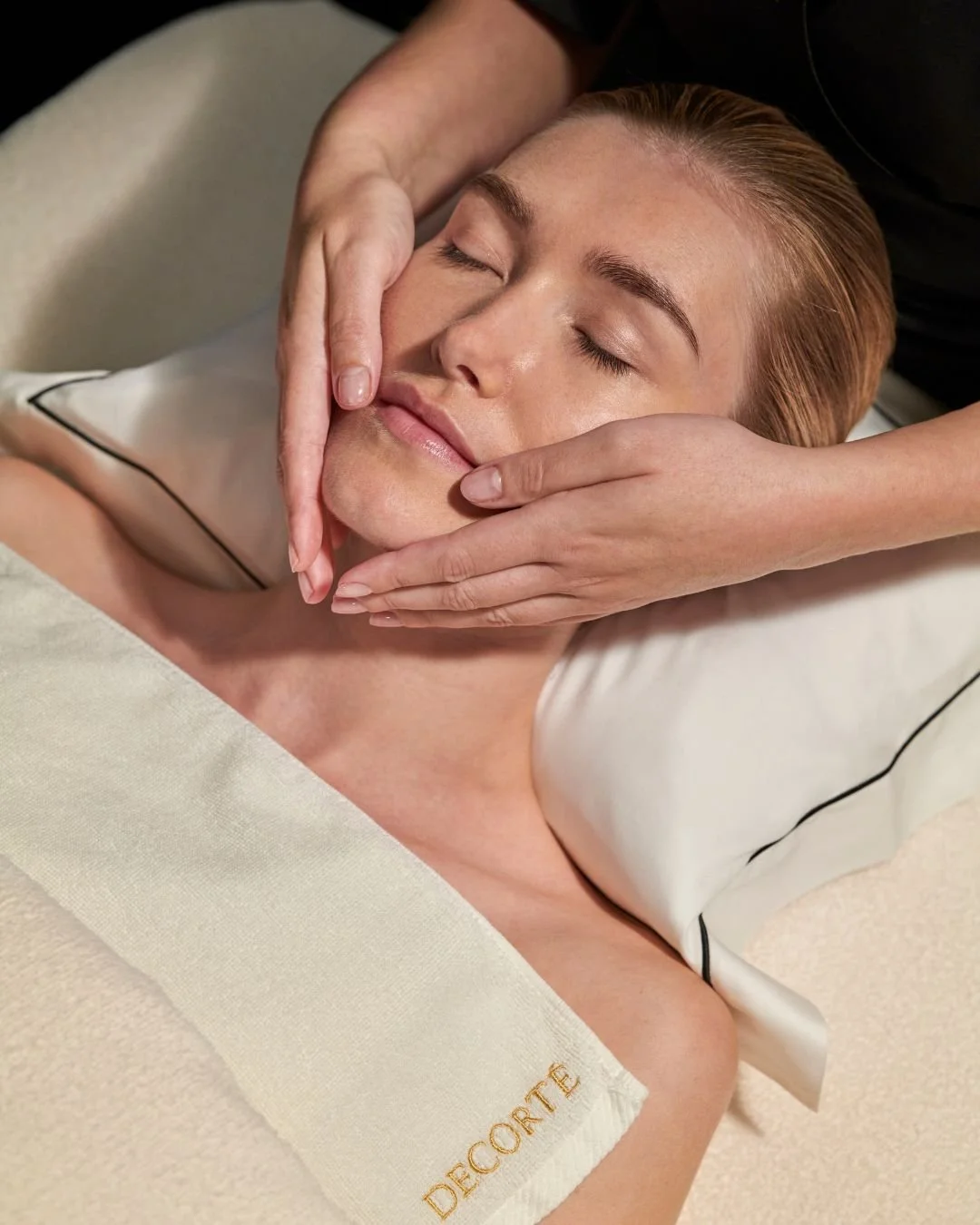 Séjour actif et raffiné dans un hôtel de prestige à Nice, photographié par Maison Luma. Direction artistique et image de marque pour établissements haut de gamme.