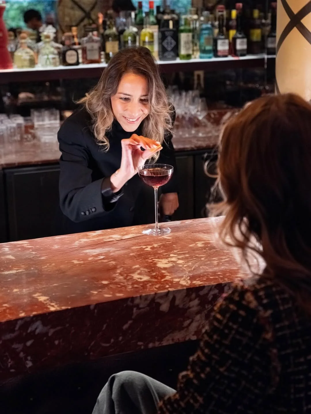 Photographie d’un service de restaurant haut de gamme à Nice. Direction artistique et communication culinaire par Maison Luma sur la Côte d’Azur.