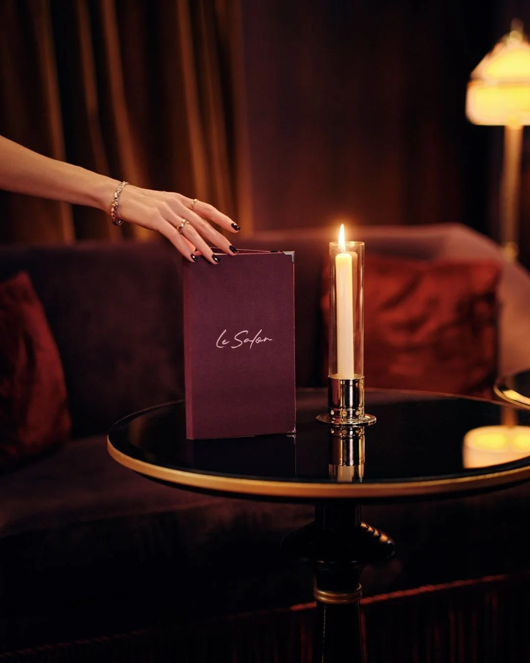 Scène de restaurant gastronomique à Monaco capturée par Maison Luma. Direction artistique et communication visuelle pour maisons et tables d’exception.