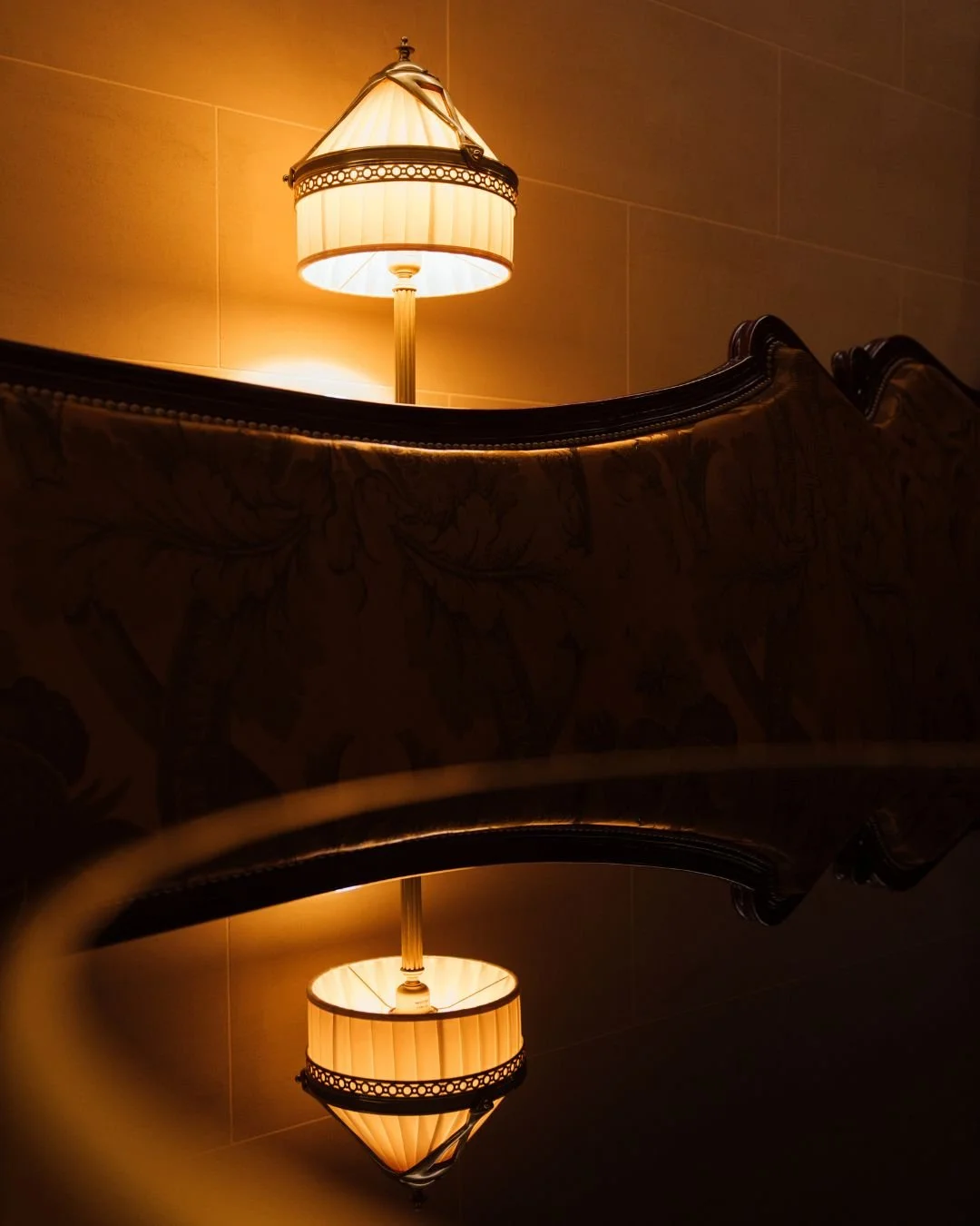 Détail de service en restaurant haut de gamme sur la Côte d’Azur, capturé par Maison Luma. Direction artistique et communication visuelle de prestige.