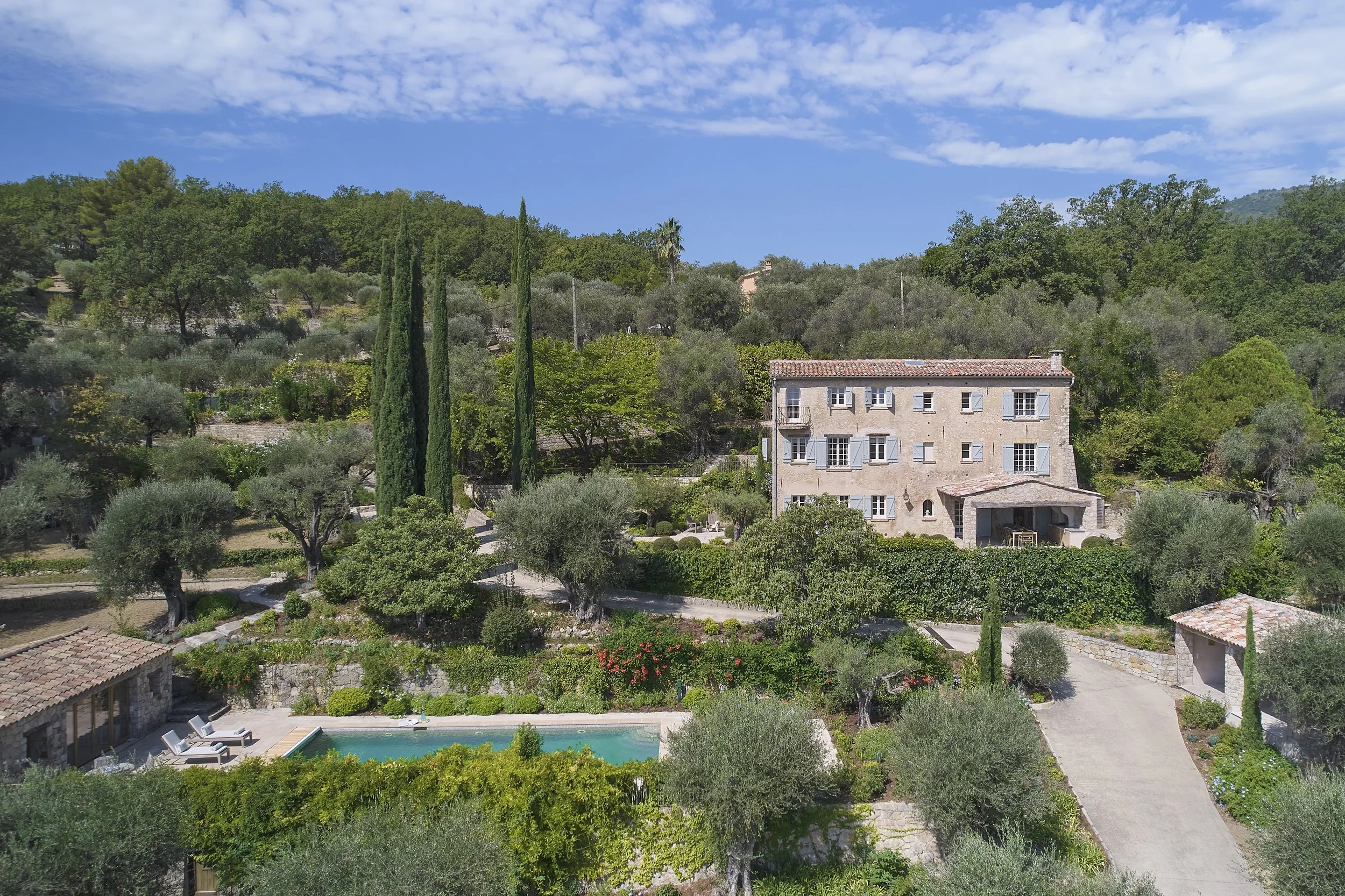Photographie d’architecture et de villa contemporaine à Cannes par Maison Luma, direction artistique et communication visuelle haut de gamme sur la Côte d’Azur.