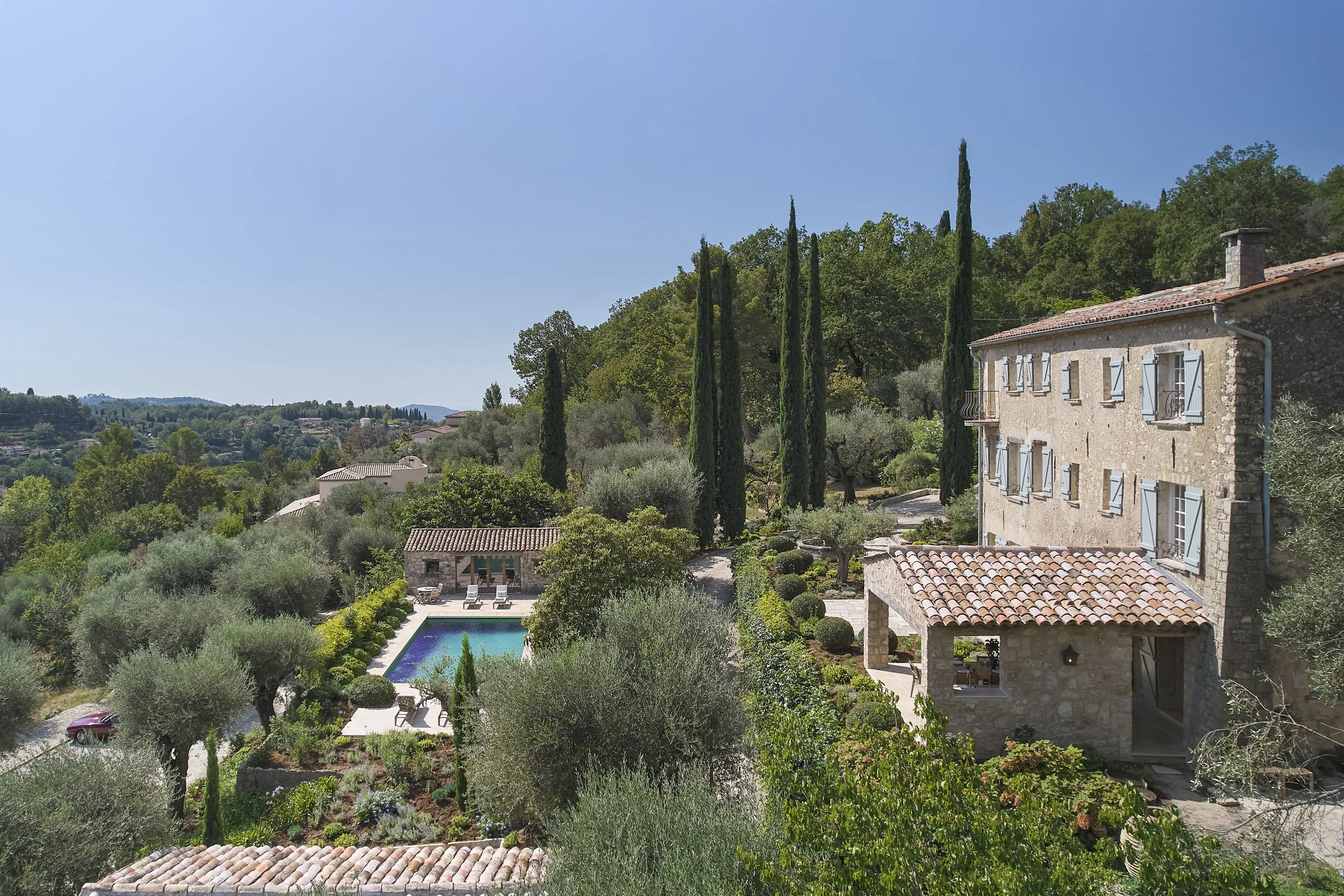Photographie de villa haut de gamme à Cannes par Maison Luma, agence de communication et direction artistique spécialisée en architecture et design.