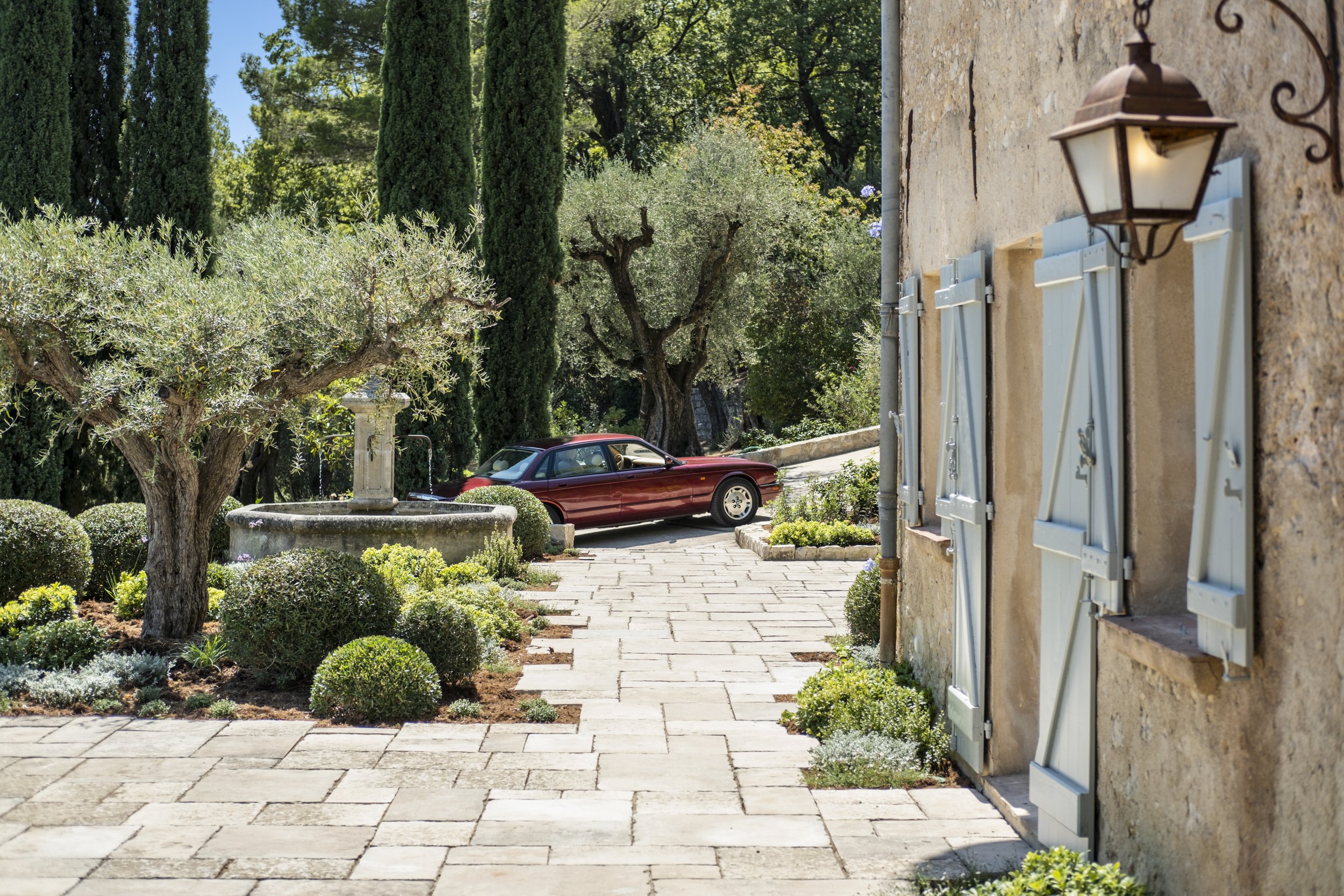 Communication visuelle pour agence immobilière de prestige à Mougins par Maison Luma. Photo, vidéo et direction artistique sur mesure pour biens haut de gamme.