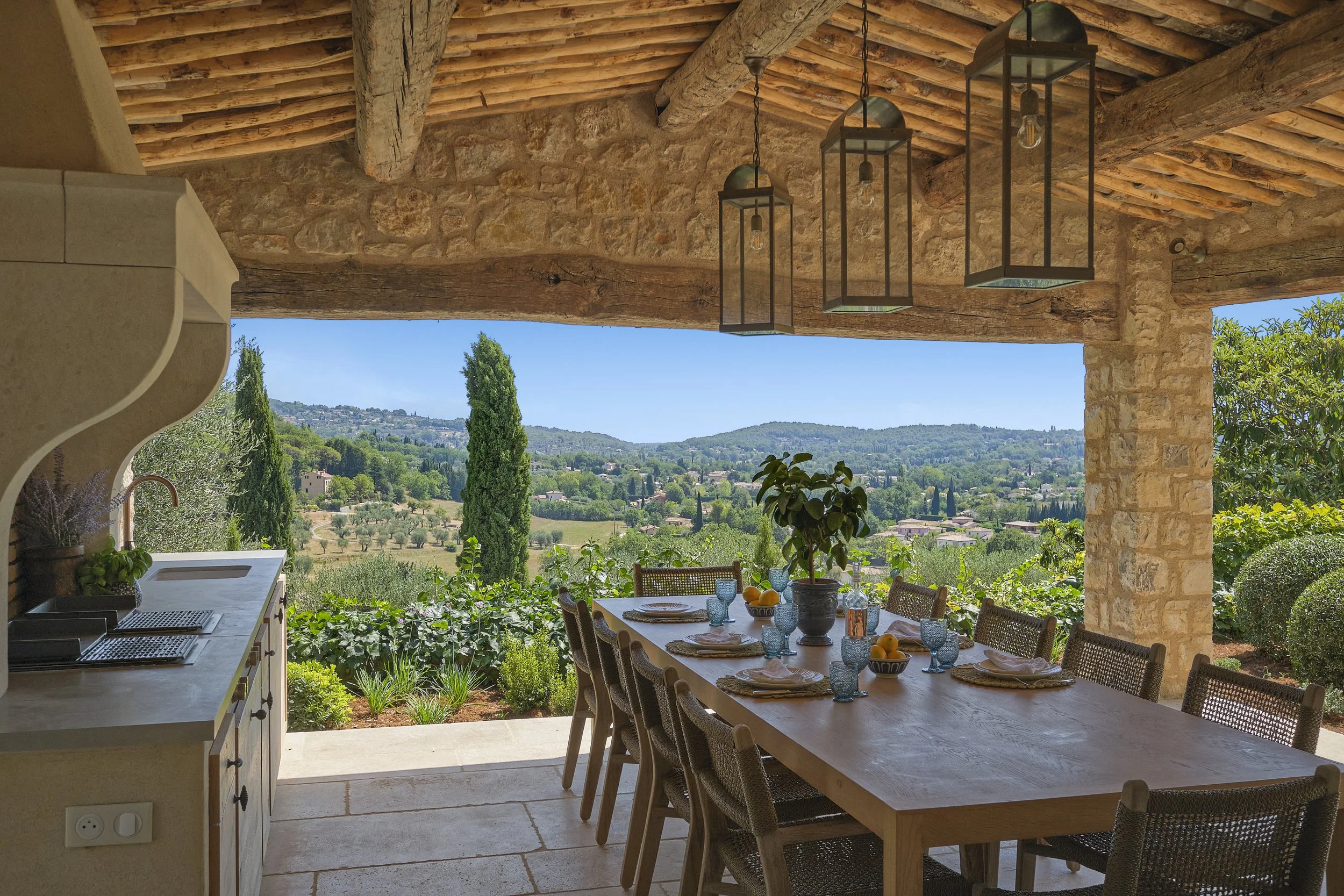 Photo immobilière de luxe à Cannes par Maison Luma, agence de communication et direction artistique dédiée à l’immobilier haut de gamme.